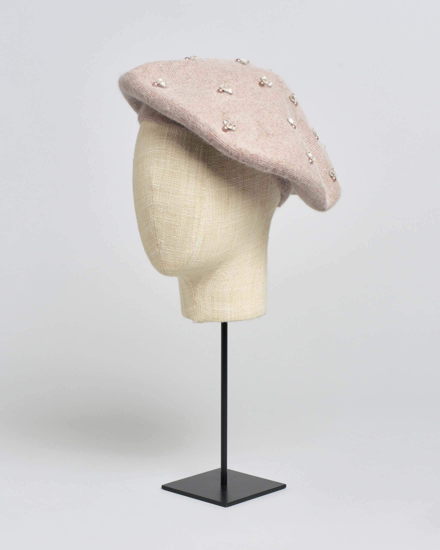 Basco color panna Hlo! in misto angora con strass gioiello e perle applicati sulla parte superiore