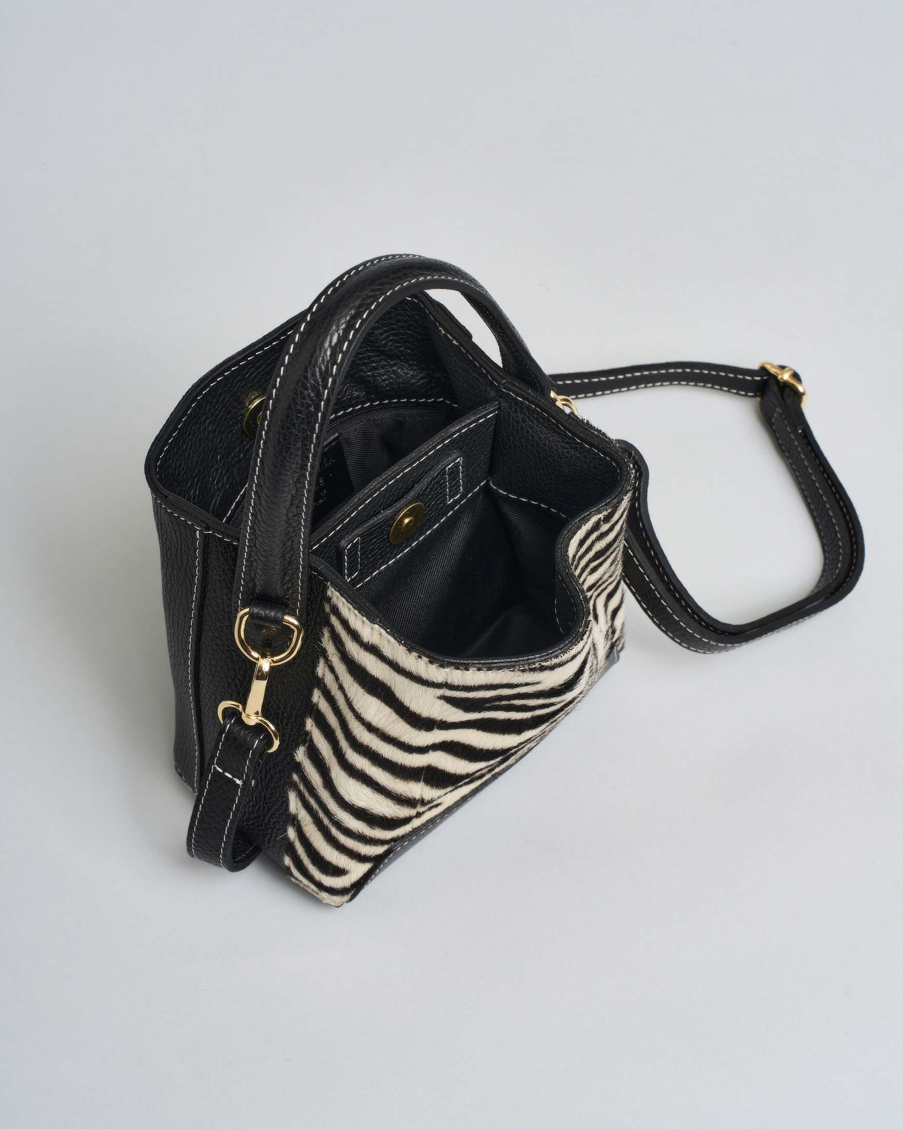 Mini borsa a mano nera Hlo! in pelle a fantasia zebrata con tracolla regolabile image