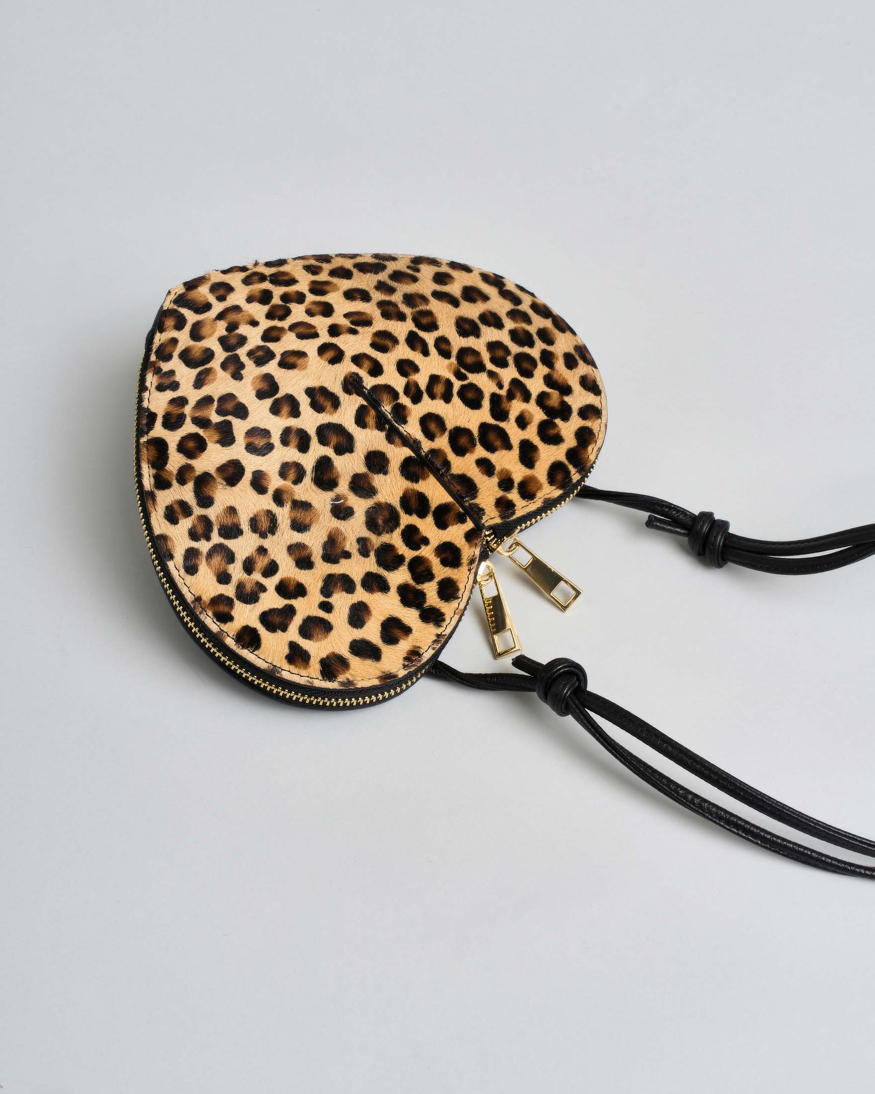 Borsa a cuore nera Hlo! in pelle martellata e cavallino a fantasia leopardata con tracolla regolabile e doppia cerniera image