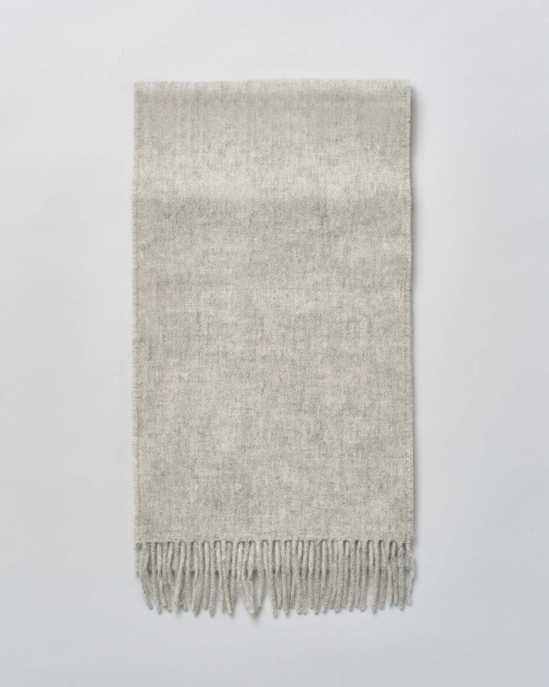 Sciarpa Bronte by Moon grigio chiaro in pura lana merinos rifinita con frange