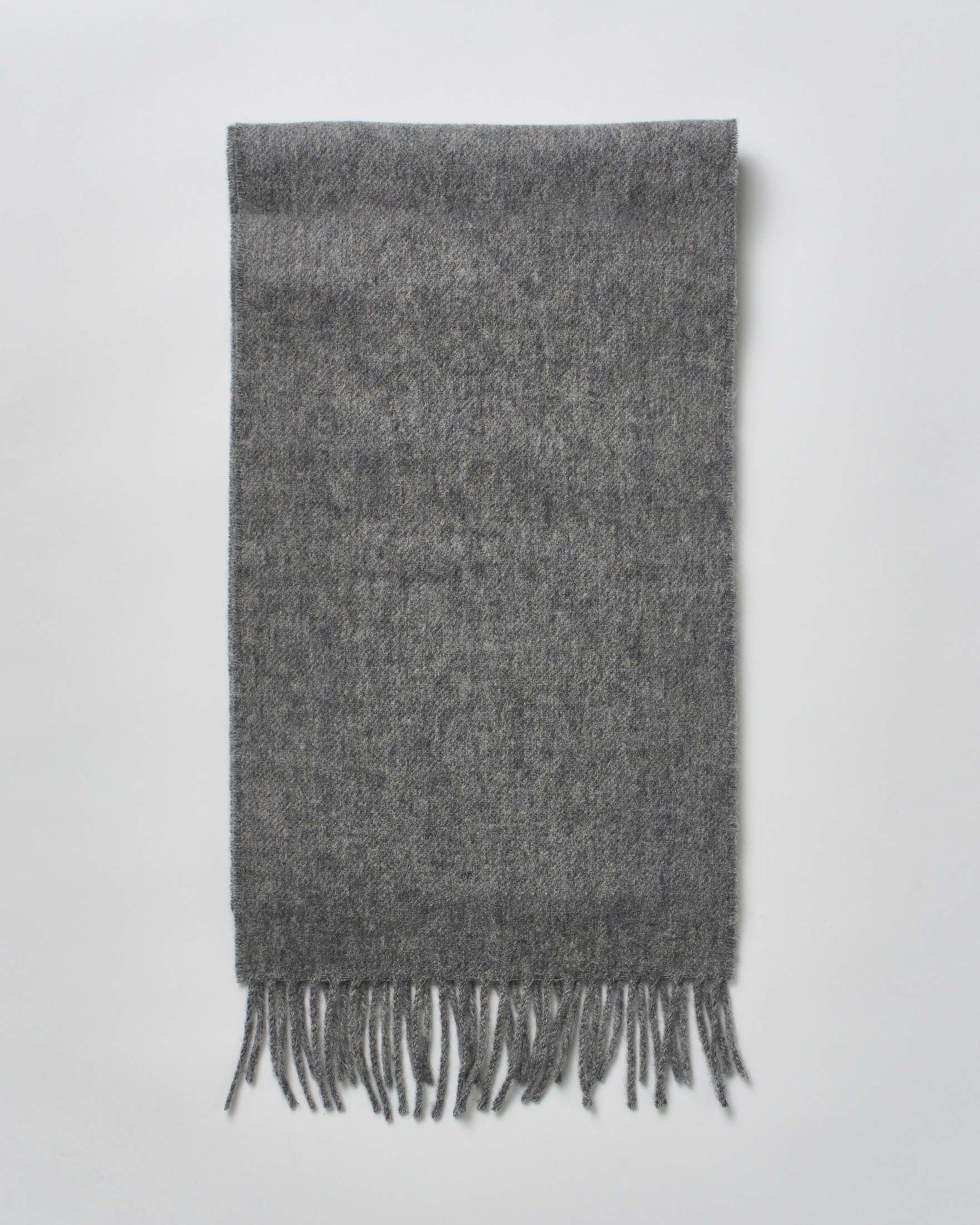 Sciarpa Bronte by Moon grigia in pura lana merinos rifinita con frange