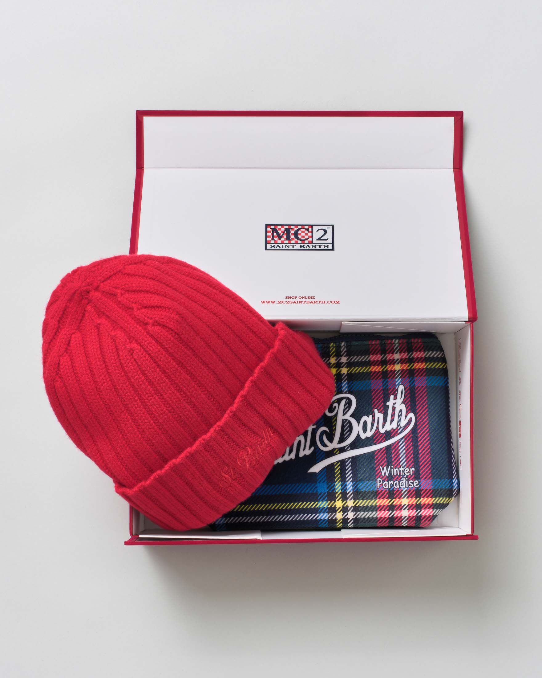 Set idea regalo MC2 Saint Barth composto da pochette tartan check e berretto rosso