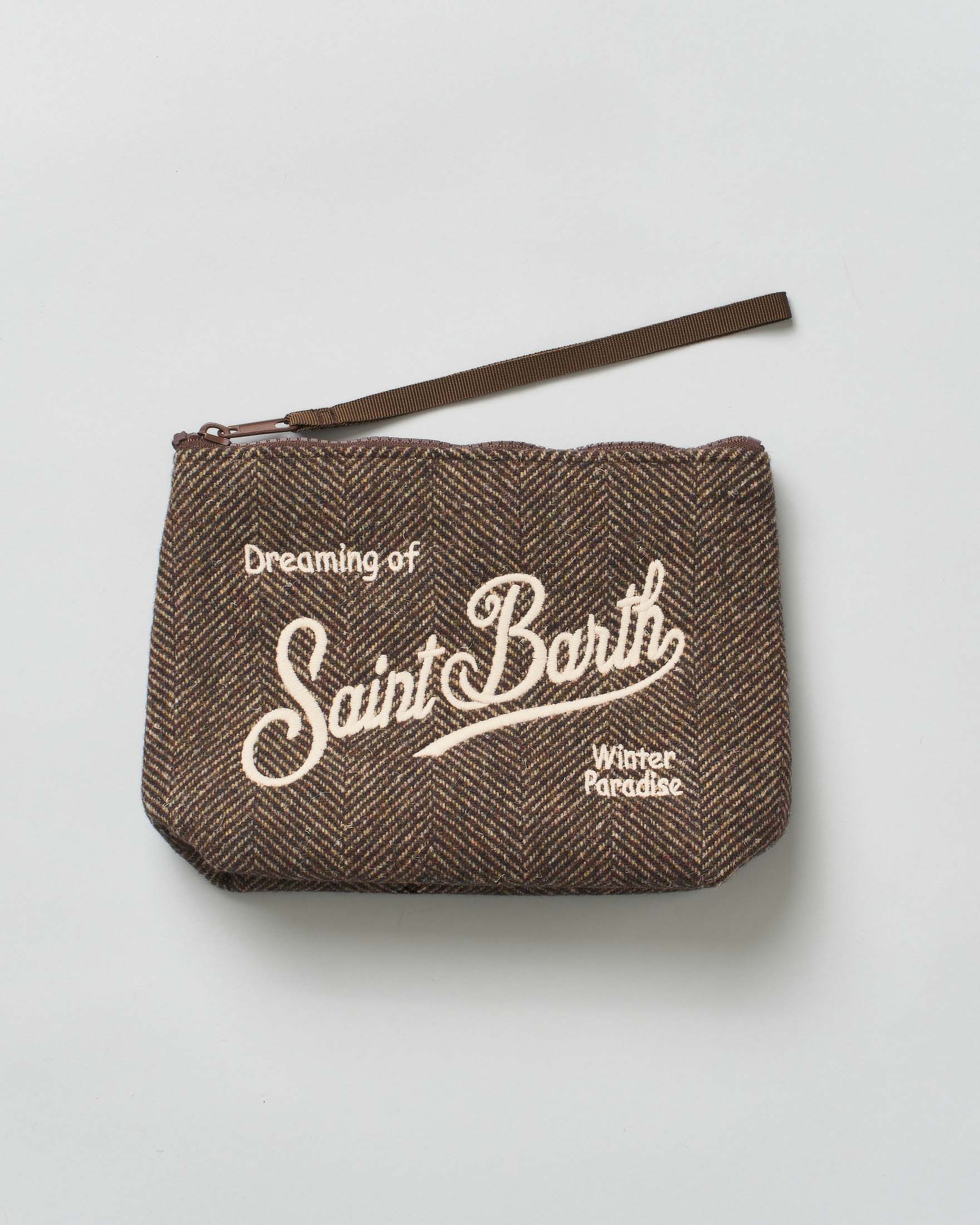 Pochette Aline marrone in tessuto a effetto lana chevron con logo panna ricamato fronte e retro