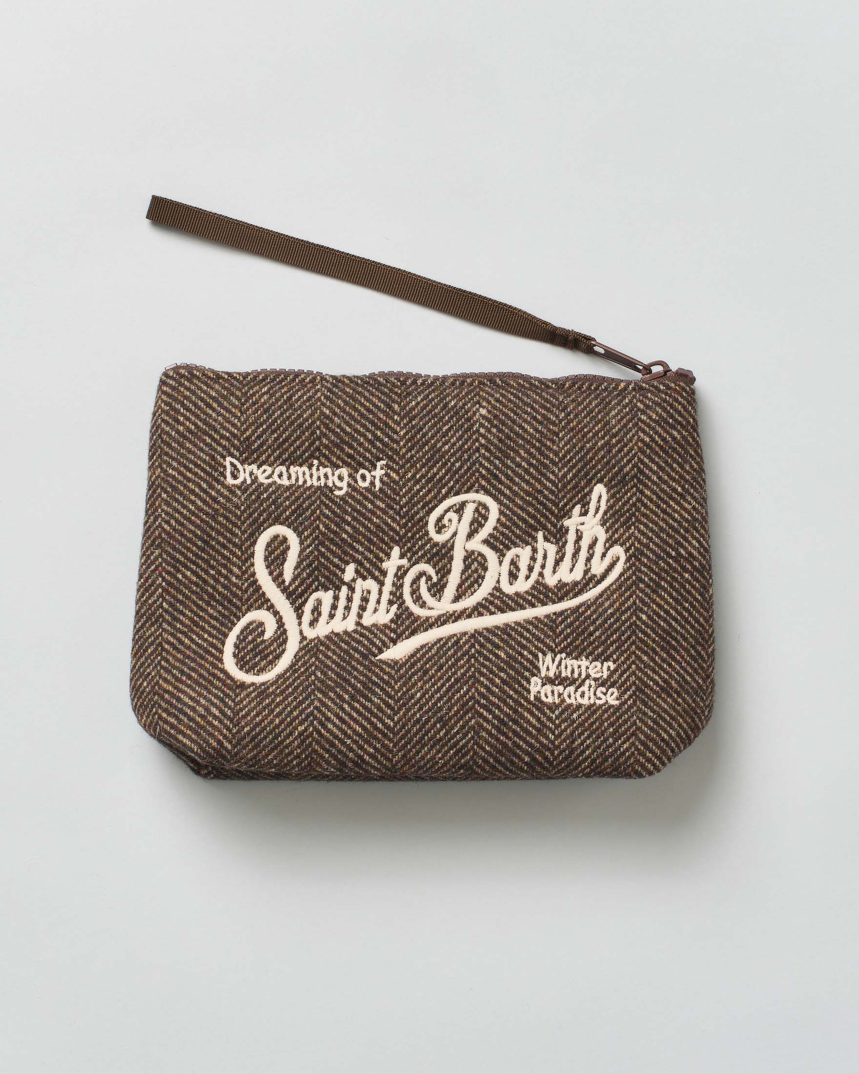 Pochette Aline marrone in tessuto a effetto lana chevron con logo panna ricamato fronte e retro image