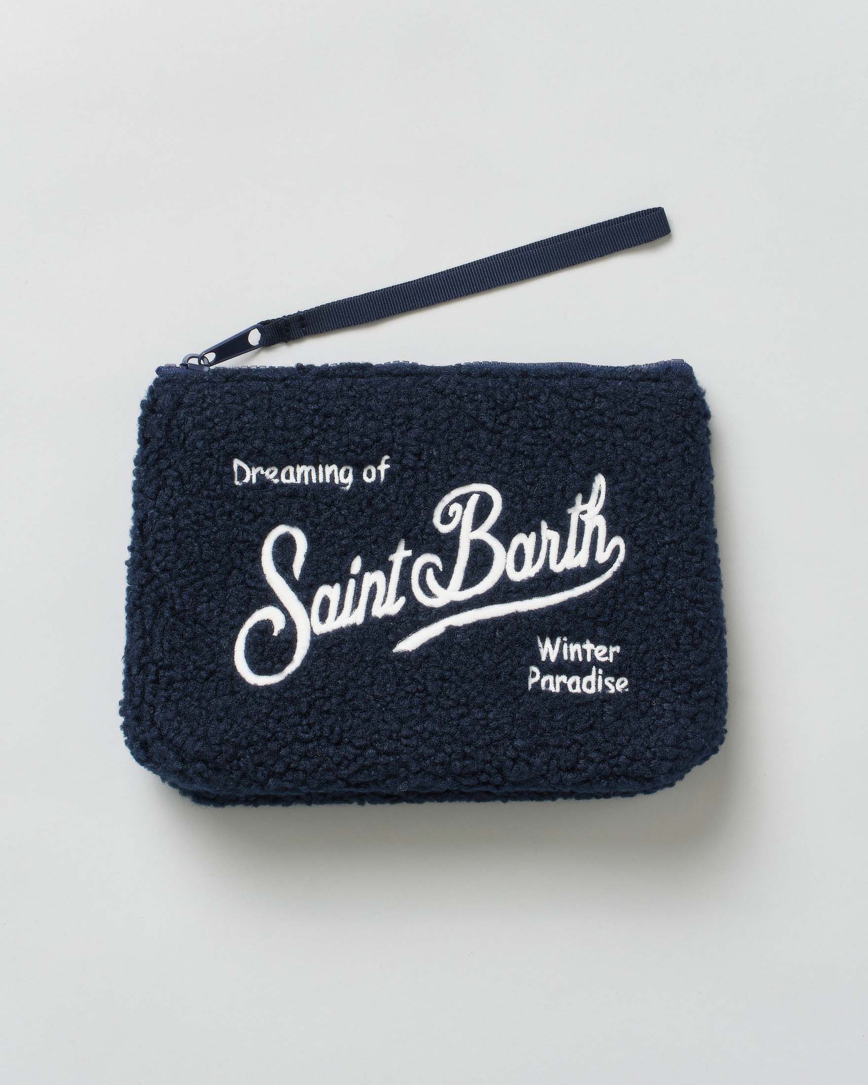 Pochette Aline Teddy blu in sherpa con logo bianco ricamato fronte e retro