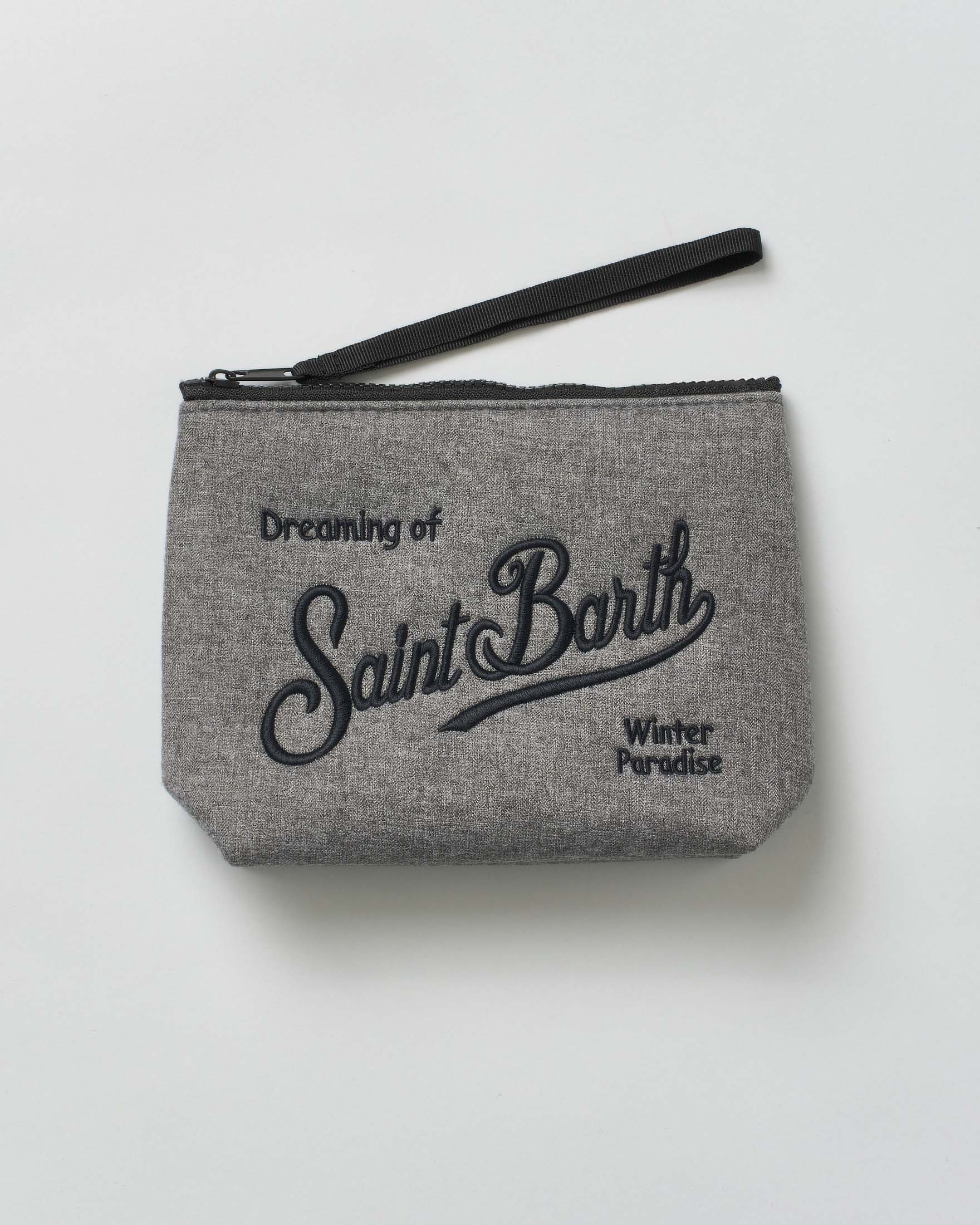 Pochette Aline Flannel grigia in tessuto a effetto flanella con logo nero ricamato fronte e retro