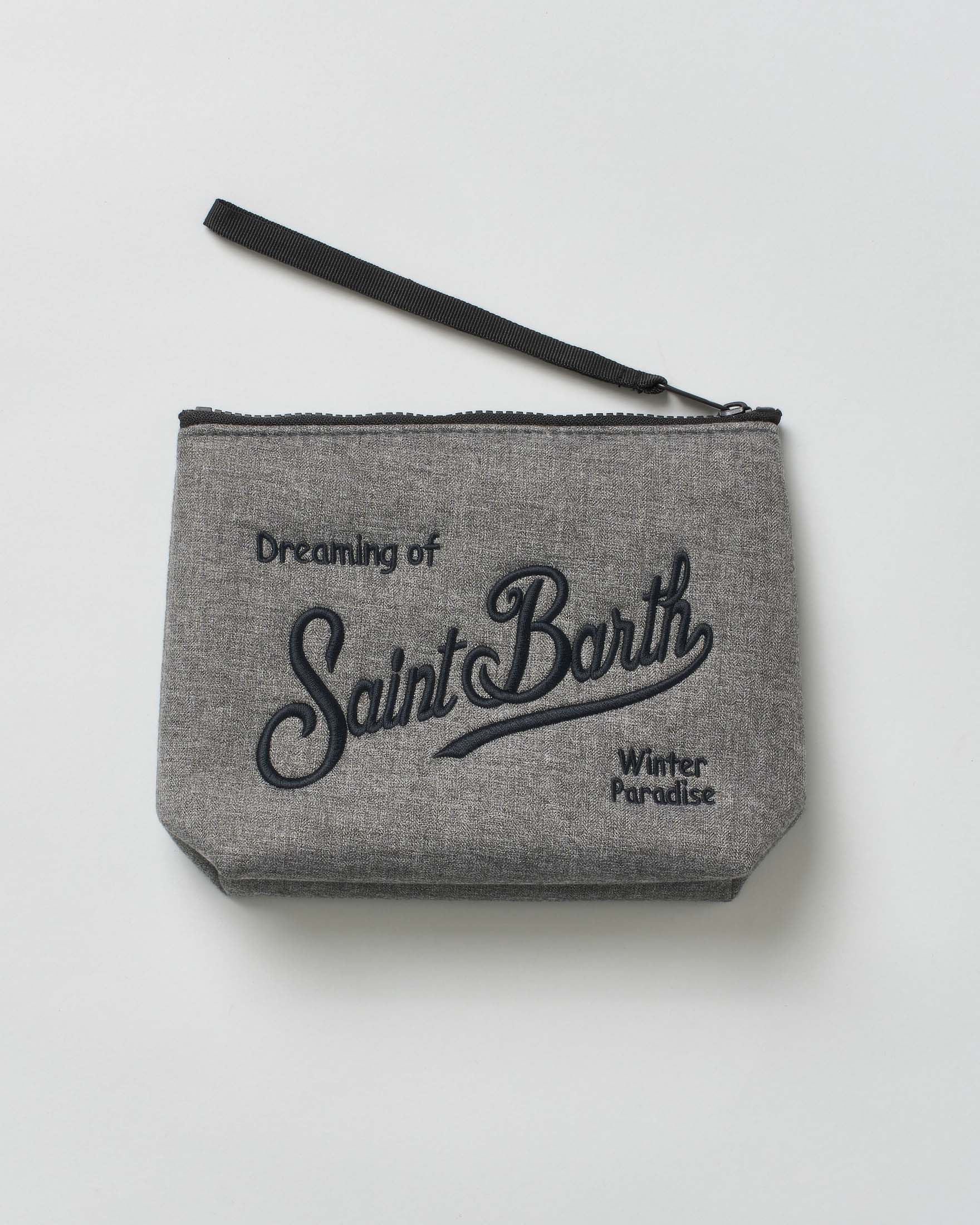 Pochette Aline Flannel grigia in tessuto a effetto flanella con logo nero ricamato fronte e retro image