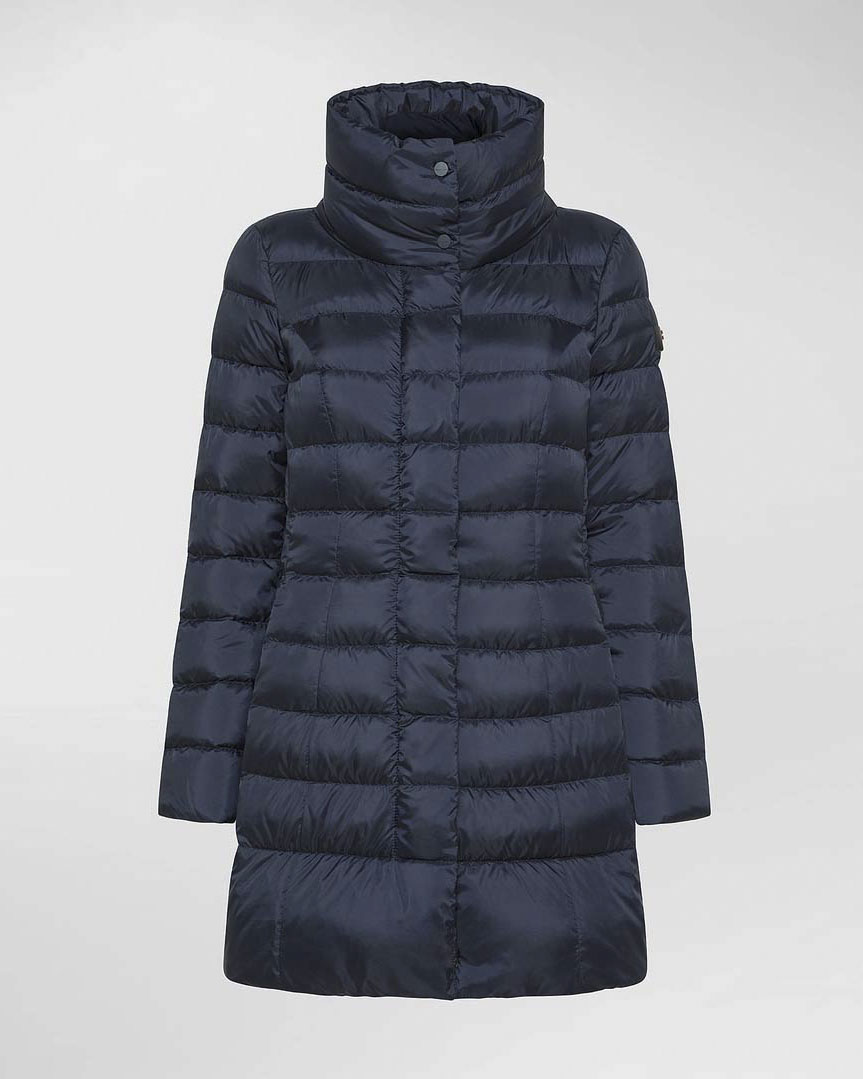 Piumino blu Peuterey lunghezza media con collo alto molto sfiancato in tessuto semi opaco