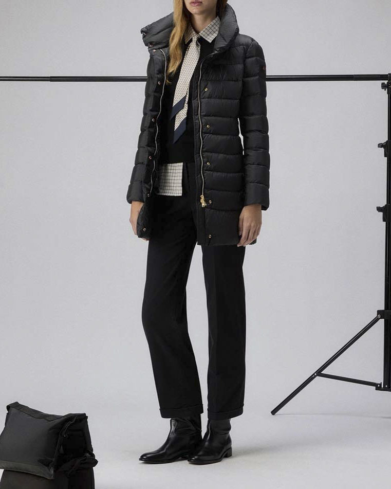 Piumino nero Peuterey lunghezza media con collo alto molto sfiancato in tessuto semi opaco