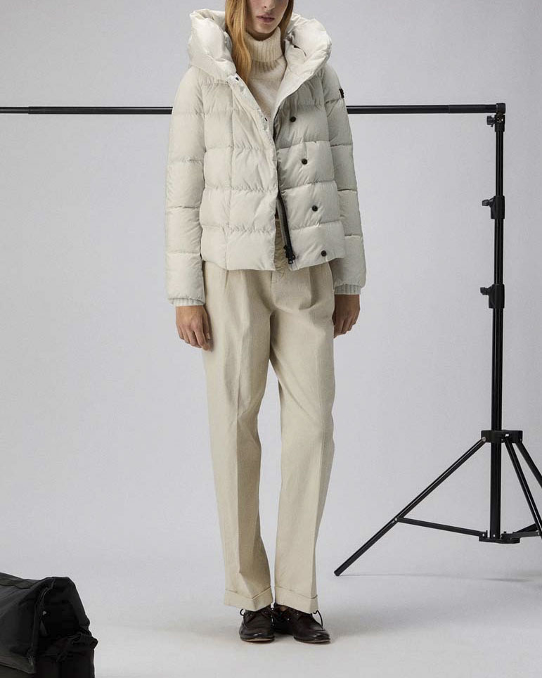 Piumino color latte Peuterey imbottito in piuma dalla linea boxy con scollo sciallato e cappuccio