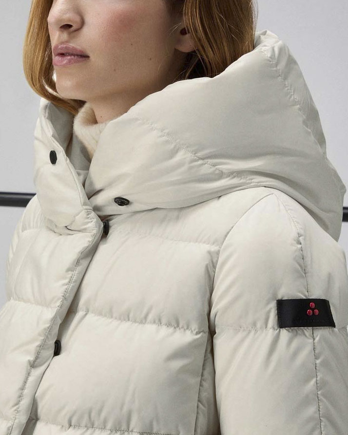 Piumino color latte Peuterey imbottito in piuma dalla linea boxy con scollo sciallato e cappuccio