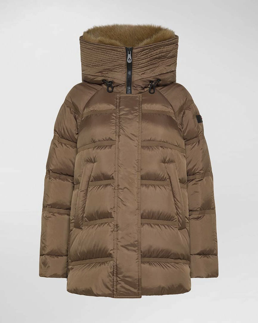 Piumino color nocciola Peuterey imbottito in piuma dalla linea boxy con scollo sciallato e cappuccio