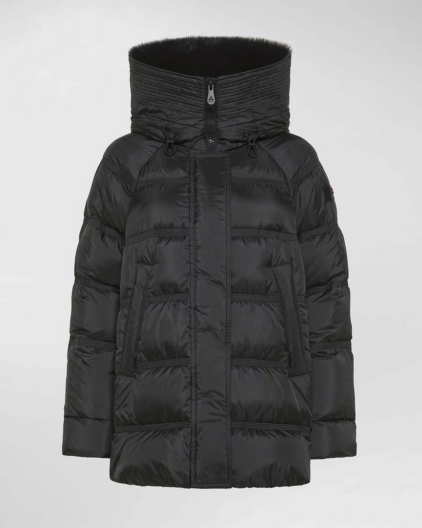 Piumino color nocciola Peuterey imbottito in piuma dalla linea boxy con scollo sciallato e cappuccio