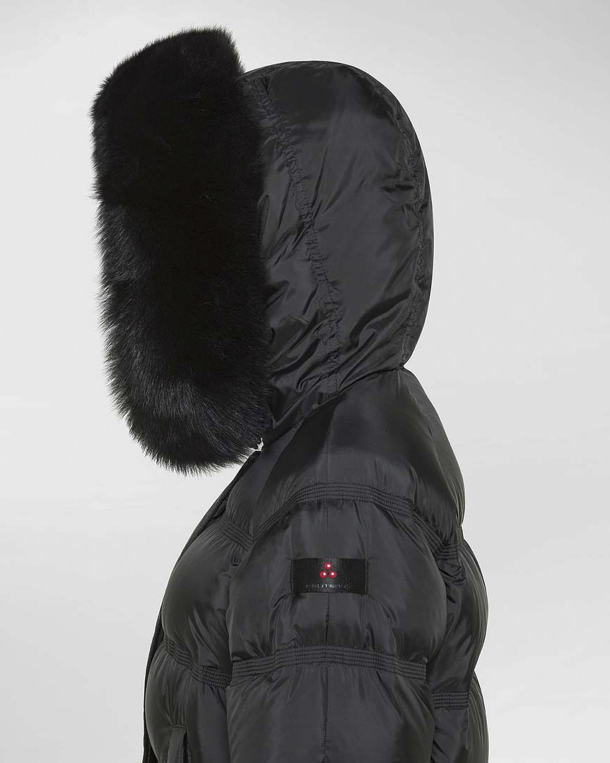 Piumino color nocciola Peuterey imbottito in piuma dalla linea boxy con scollo sciallato e cappuccio