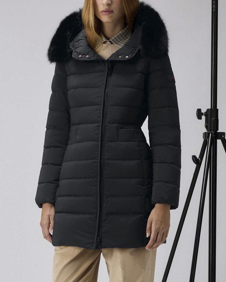 Piumino nero Peuterey in tessuto mano pesca con bordo removibile in pelliccia di volpe a profilo del cappuccio 