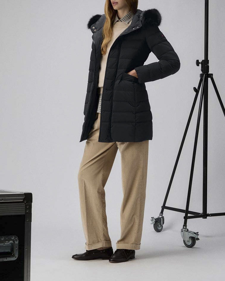 Piumino nero Peuterey in tessuto mano pesca con bordo removibile in pelliccia di volpe a profilo del cappuccio 