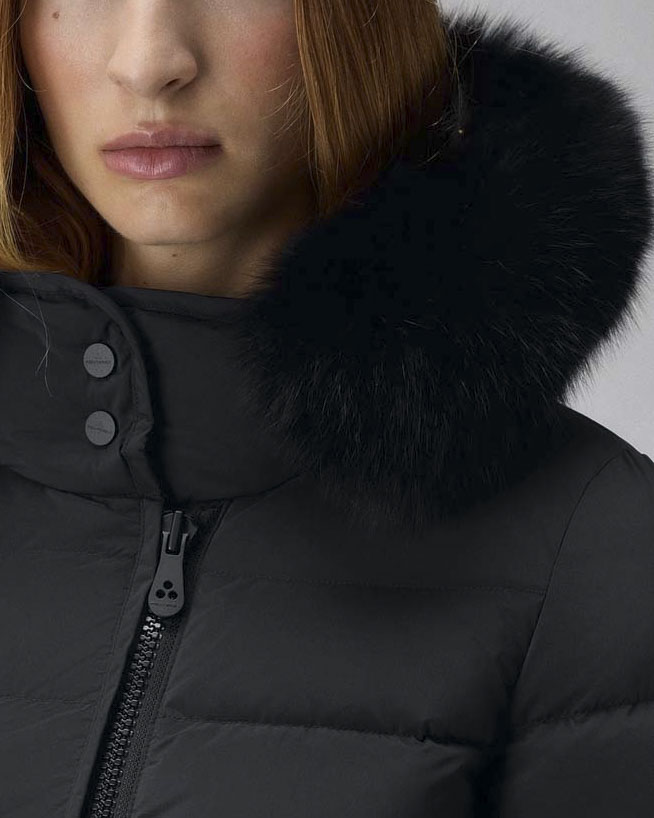 Piumino nero Peuterey in tessuto mano pesca con bordo removibile in pelliccia di volpe a profilo del cappuccio 