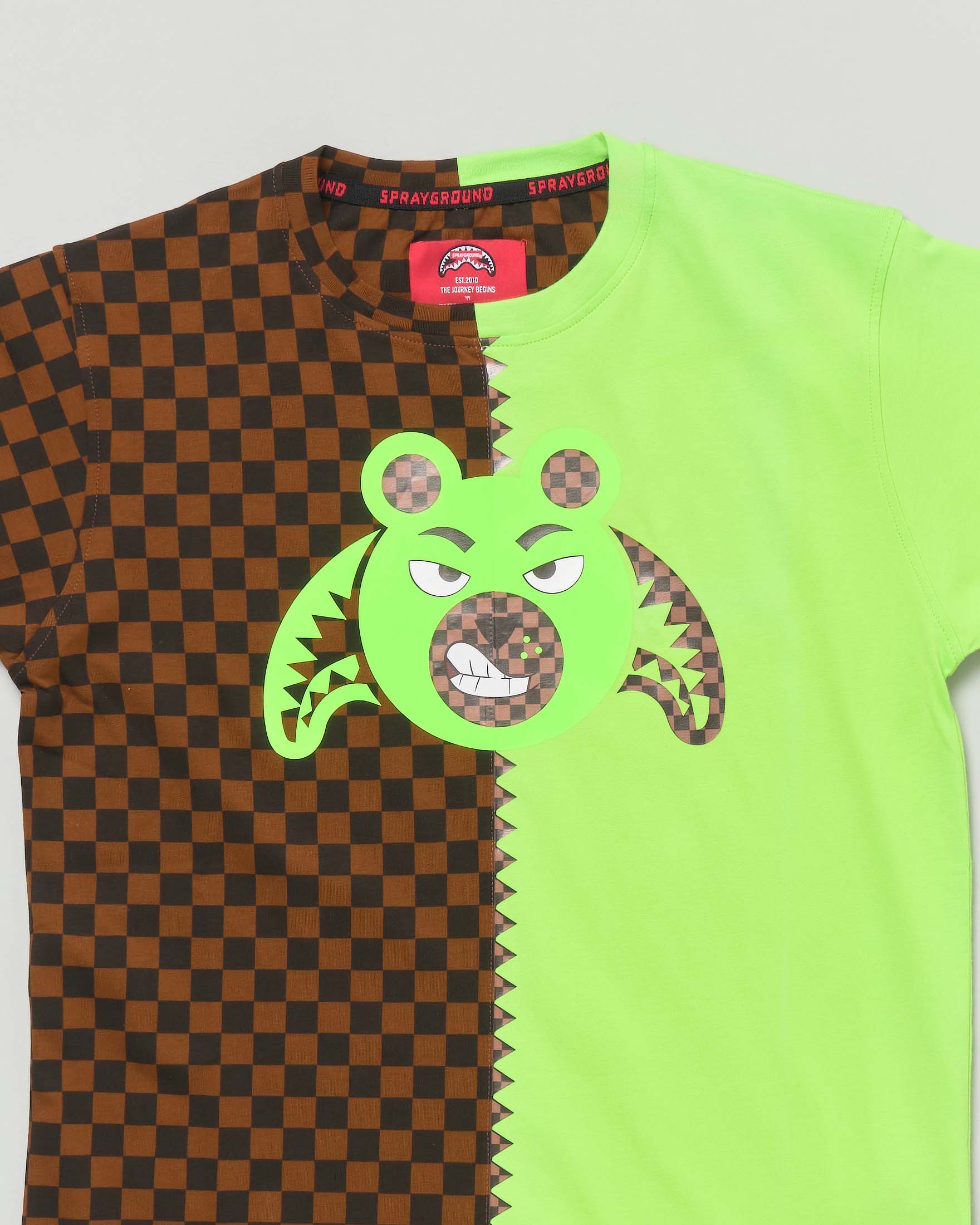 T-shirt Sprayground in cotone verde acido e marrone checkered con orsetto image