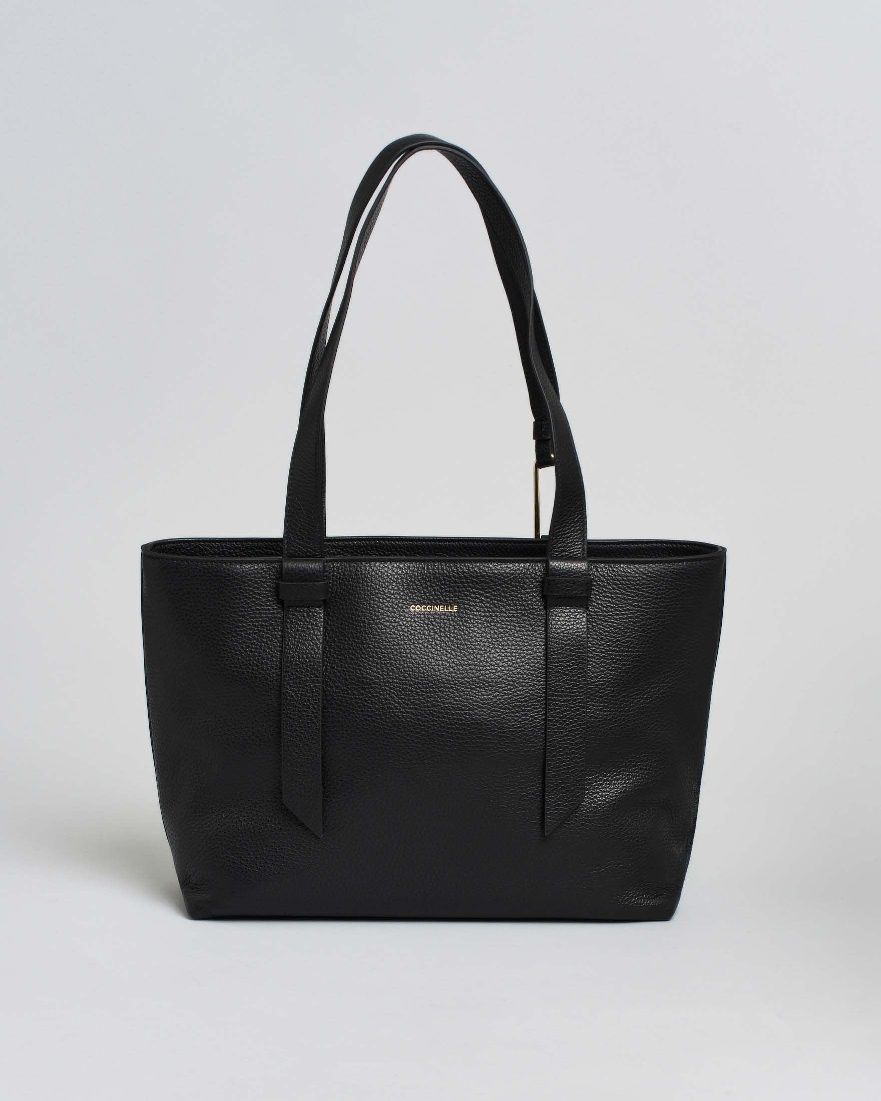 Shopping bag nera Coccinelle Malory Large con dettaglio in metallo galvanica ora sul manico