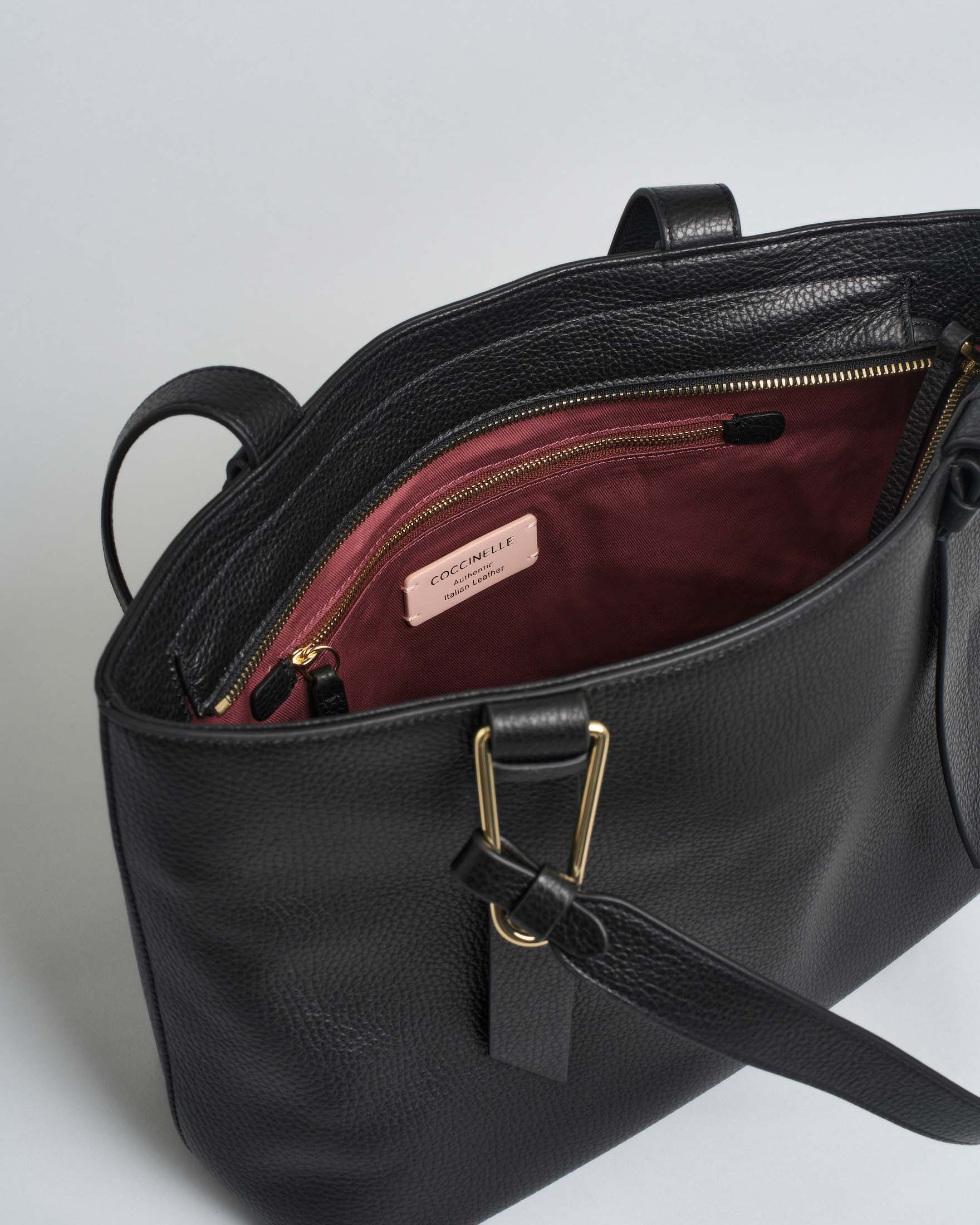 Shopping bag nera Coccinelle Malory Large con dettaglio in metallo galvanica ora sul manico image