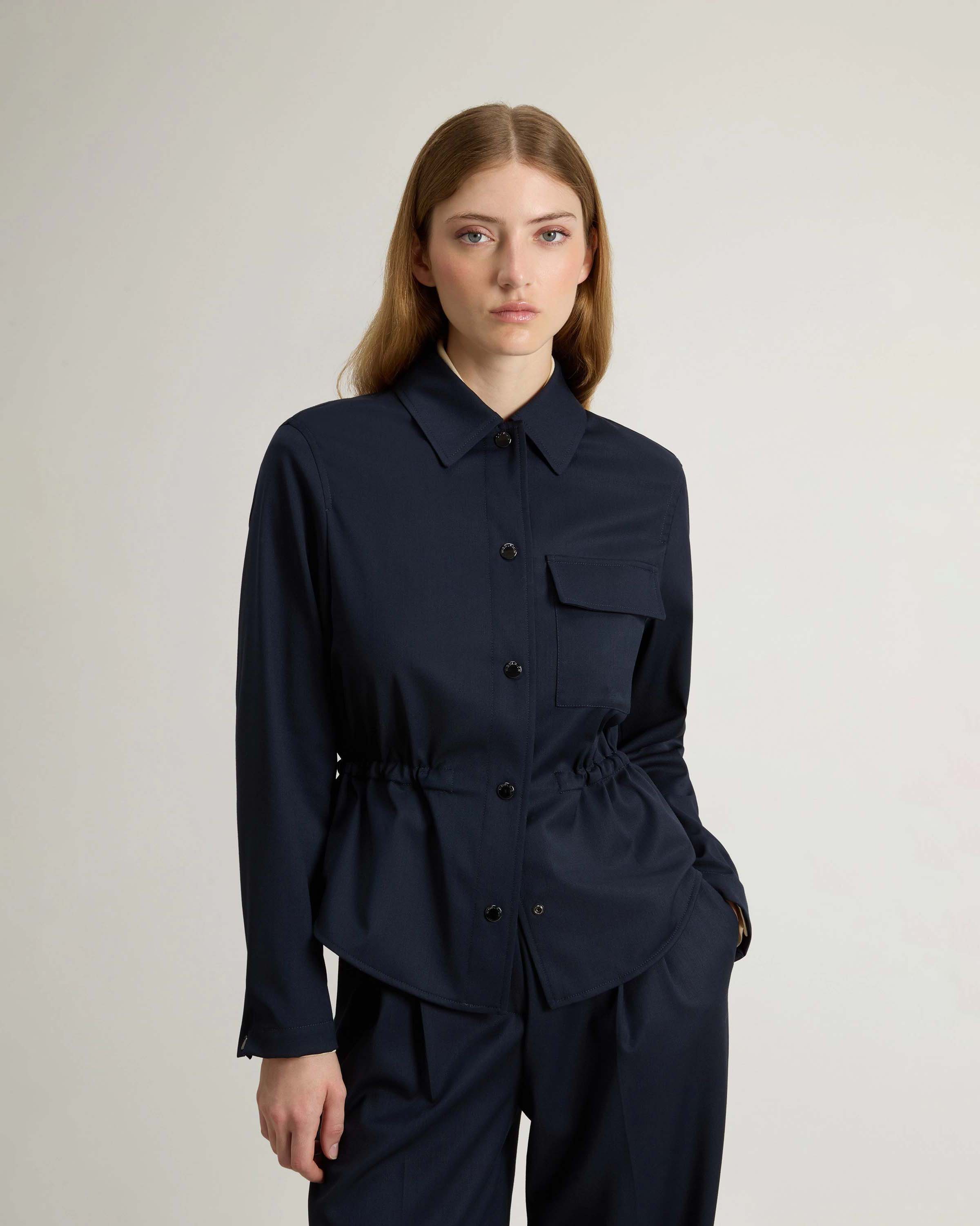 Shacket blu Woolrich in tela di misto lana con coulisse in vita e tasca sul petto