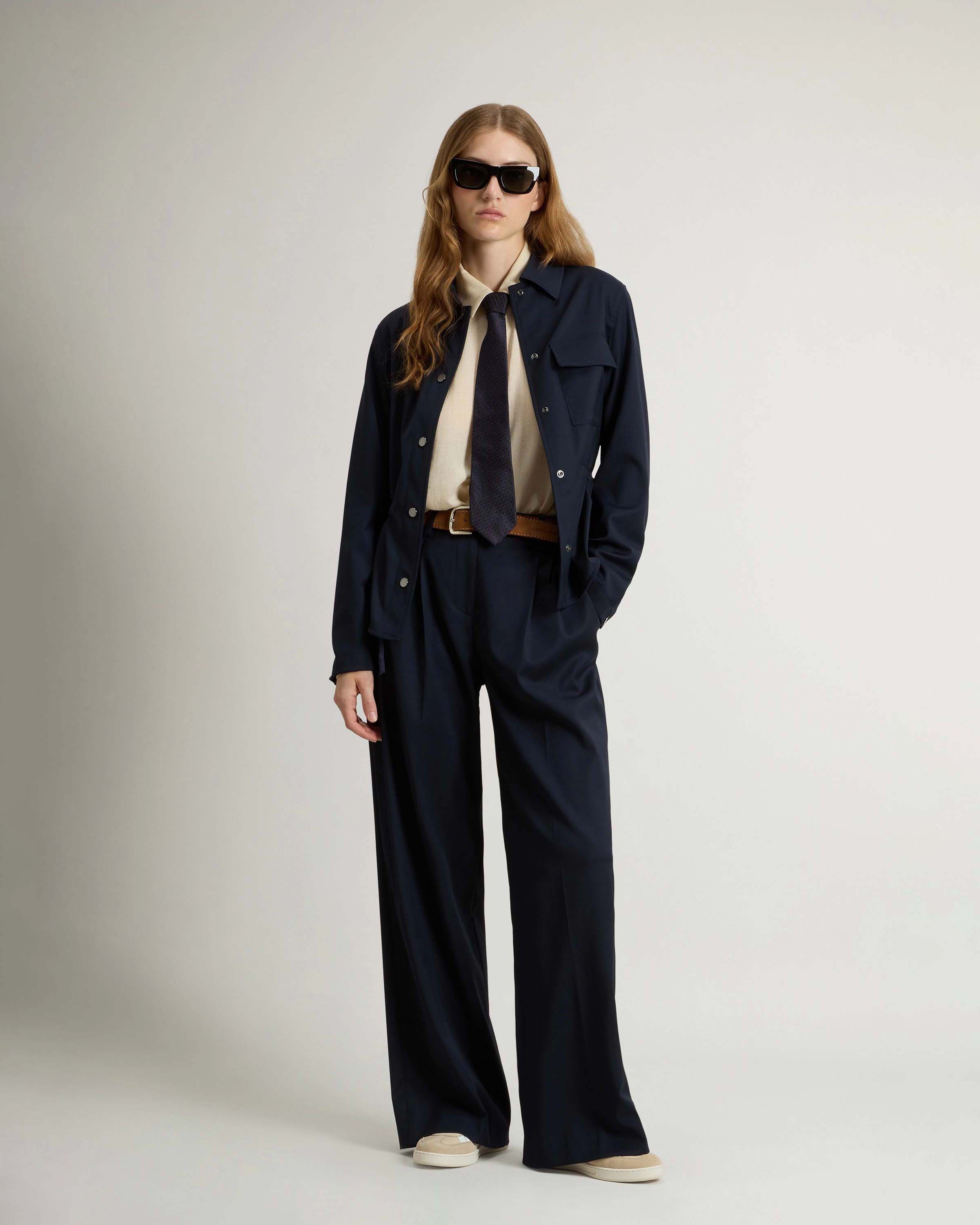 Shacket blu Woolrich in tela di misto lana con coulisse in vita e tasca sul petto image