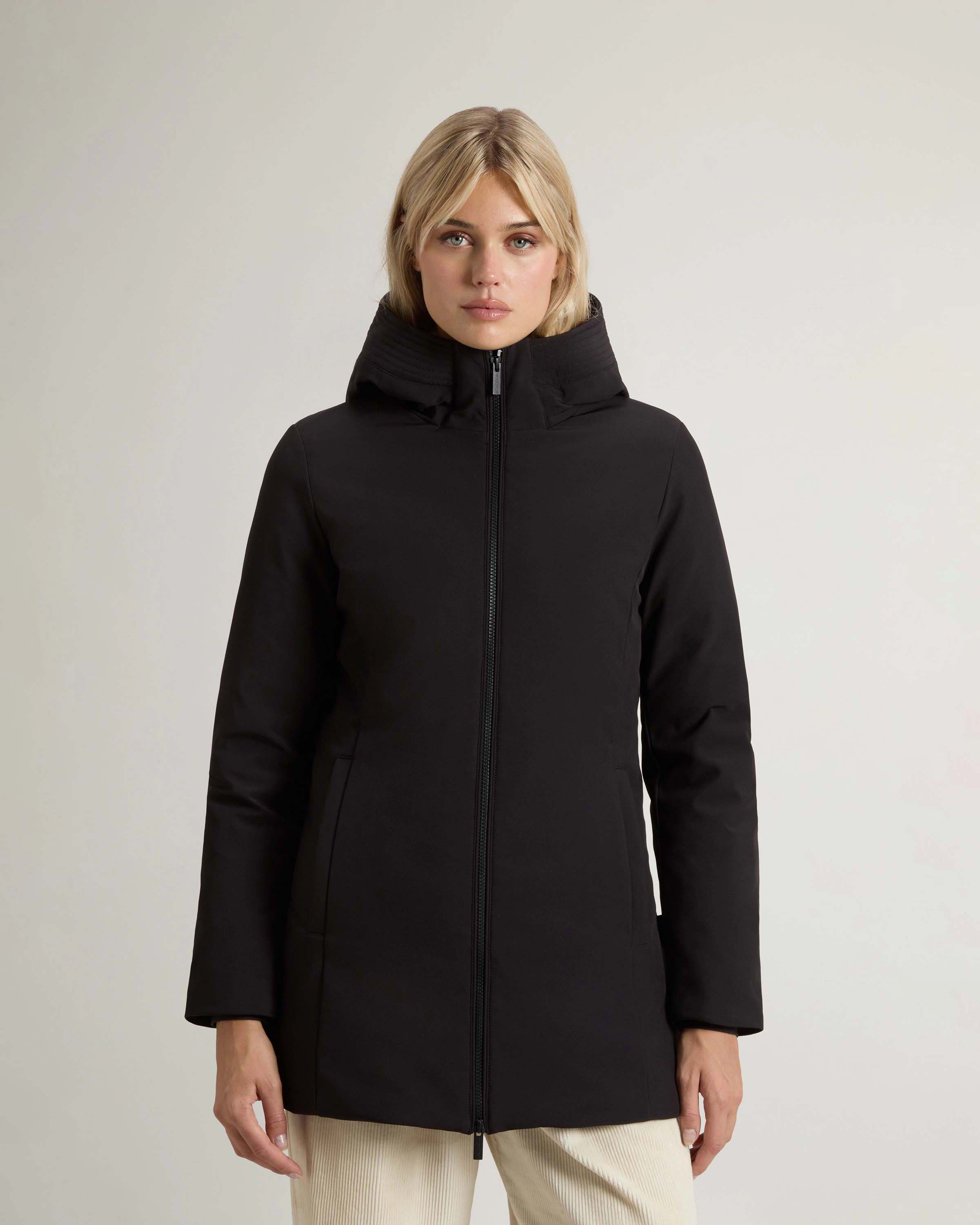 Firth Parka Woolrich nero midi in Tech Softshell imbottito in piuma naturale con cappuccio