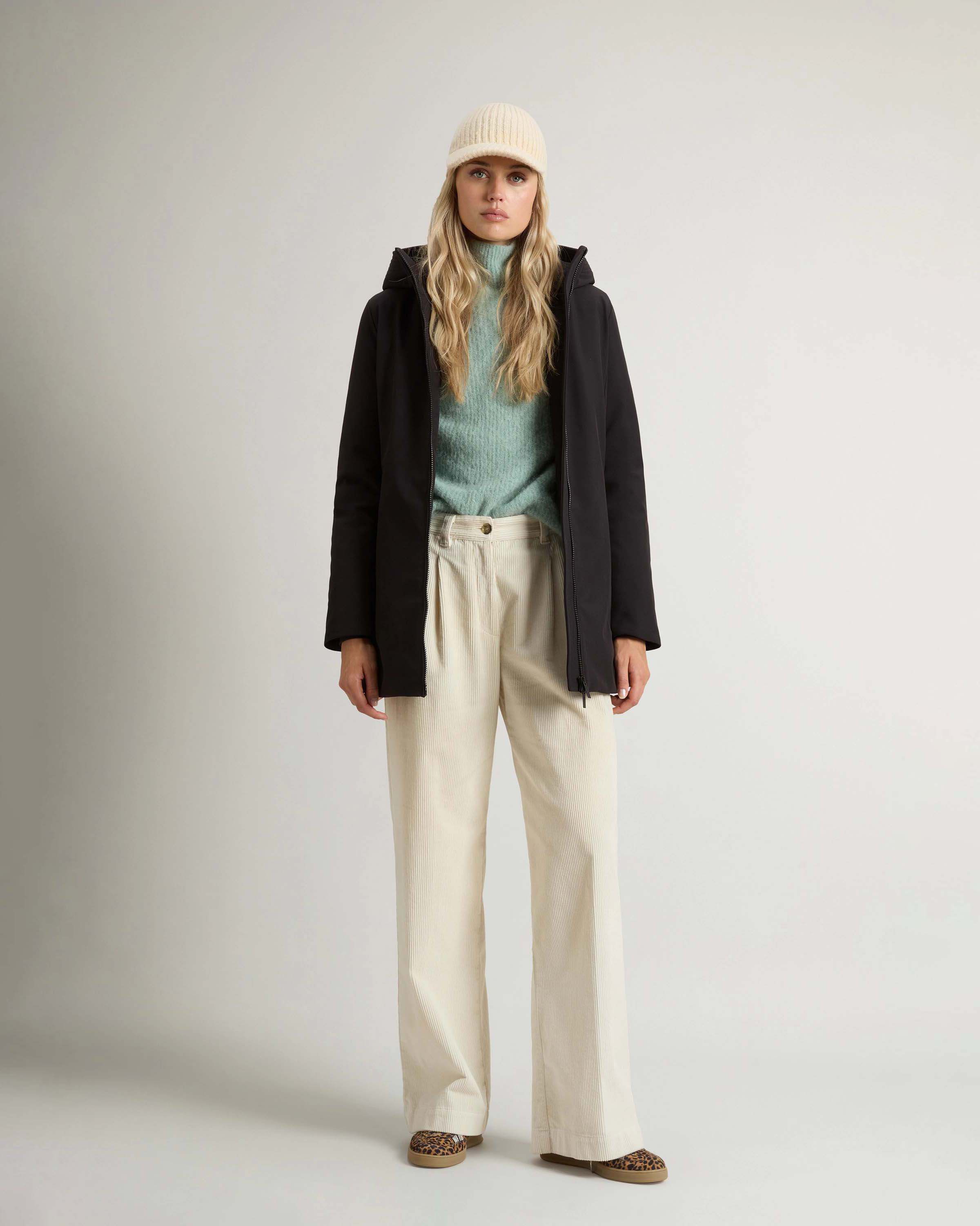 Firth Parka Woolrich nero midi in Tech Softshell imbottito in piuma naturale con cappuccio image