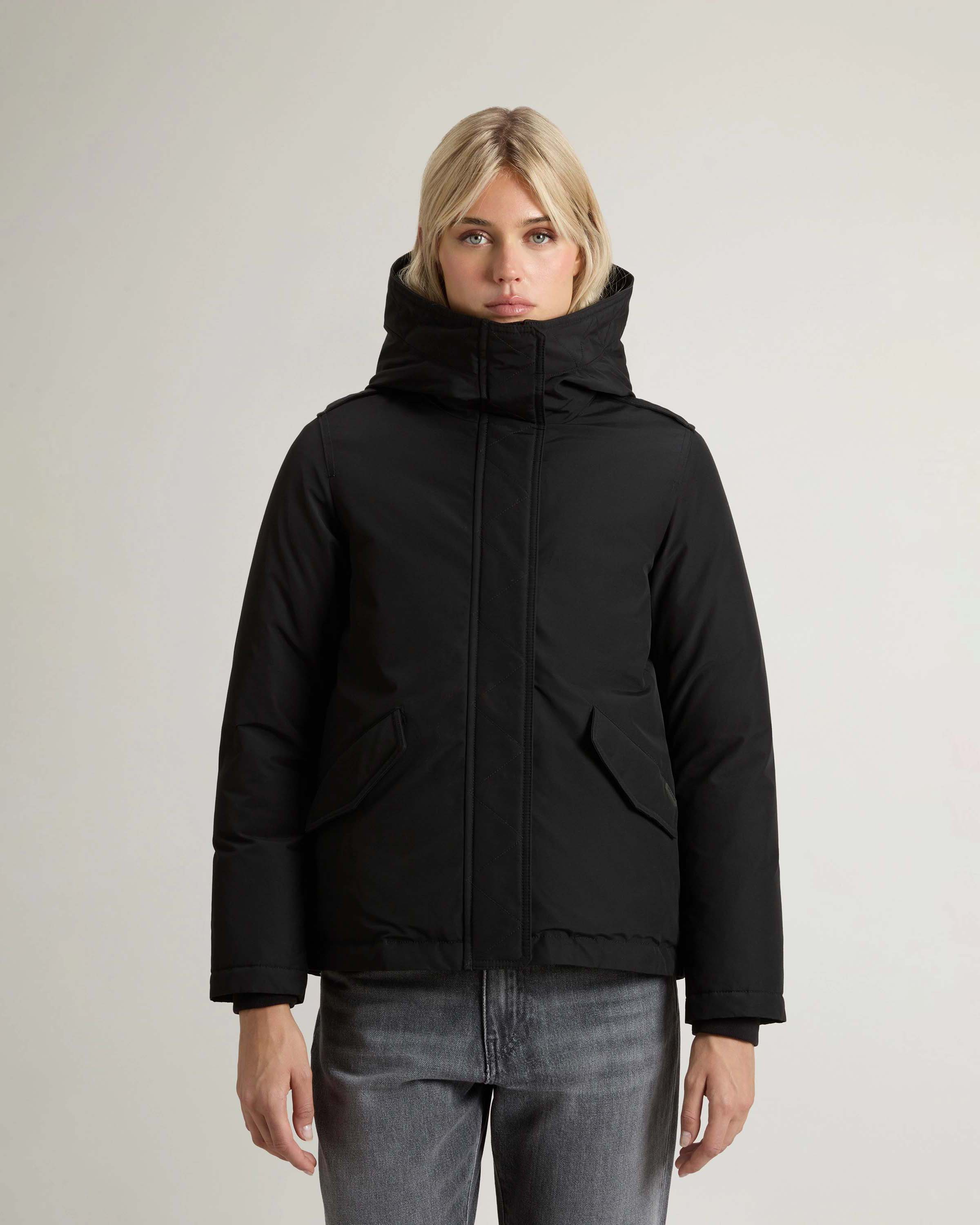 Giubbino nero Woolrich Ramar Cloth con cappuccio imbottita in piuma naturale