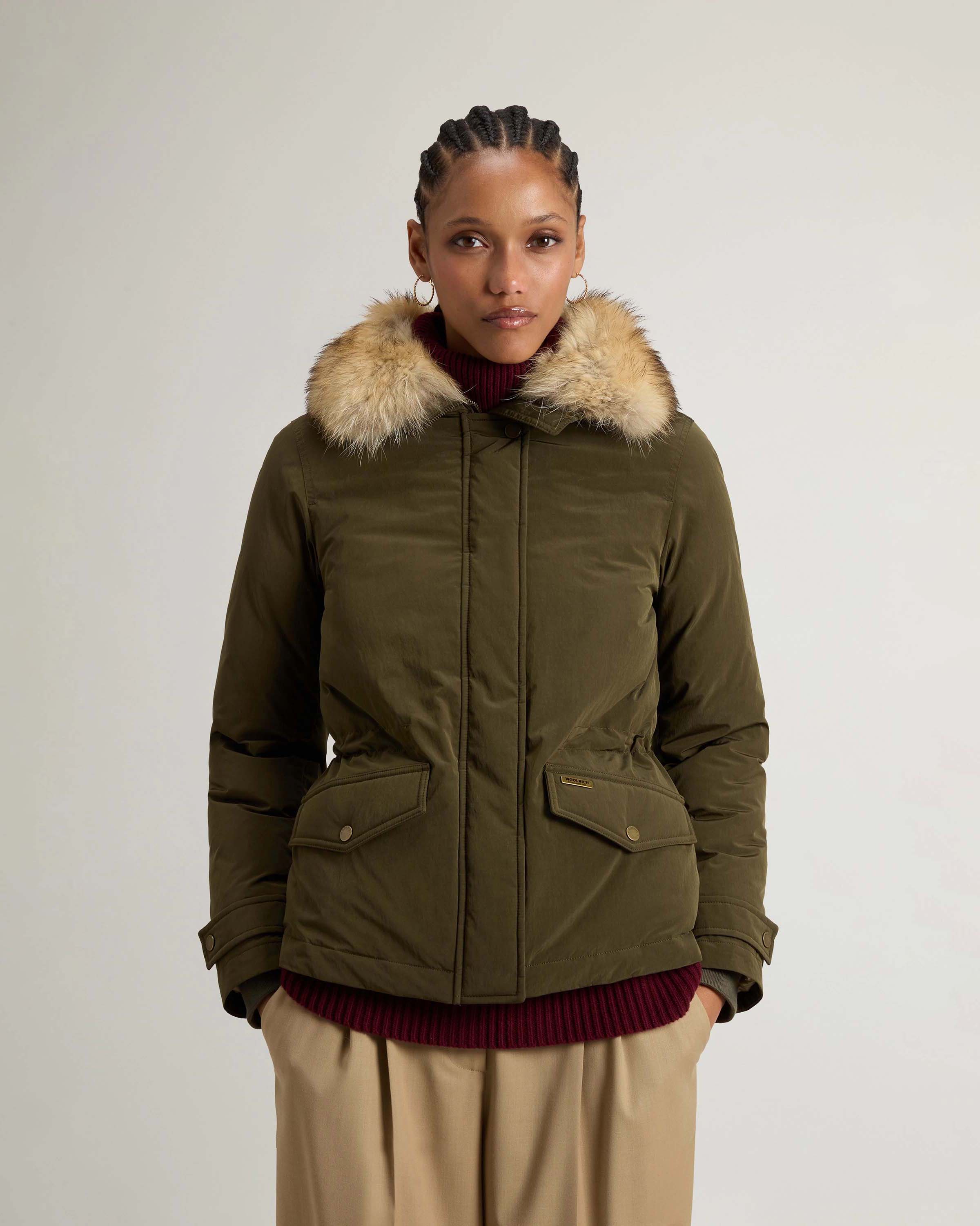 Giaccone verde militare Grace Woolrich in tessuto dal finish opaco con cappuccio bordato in pelliccia