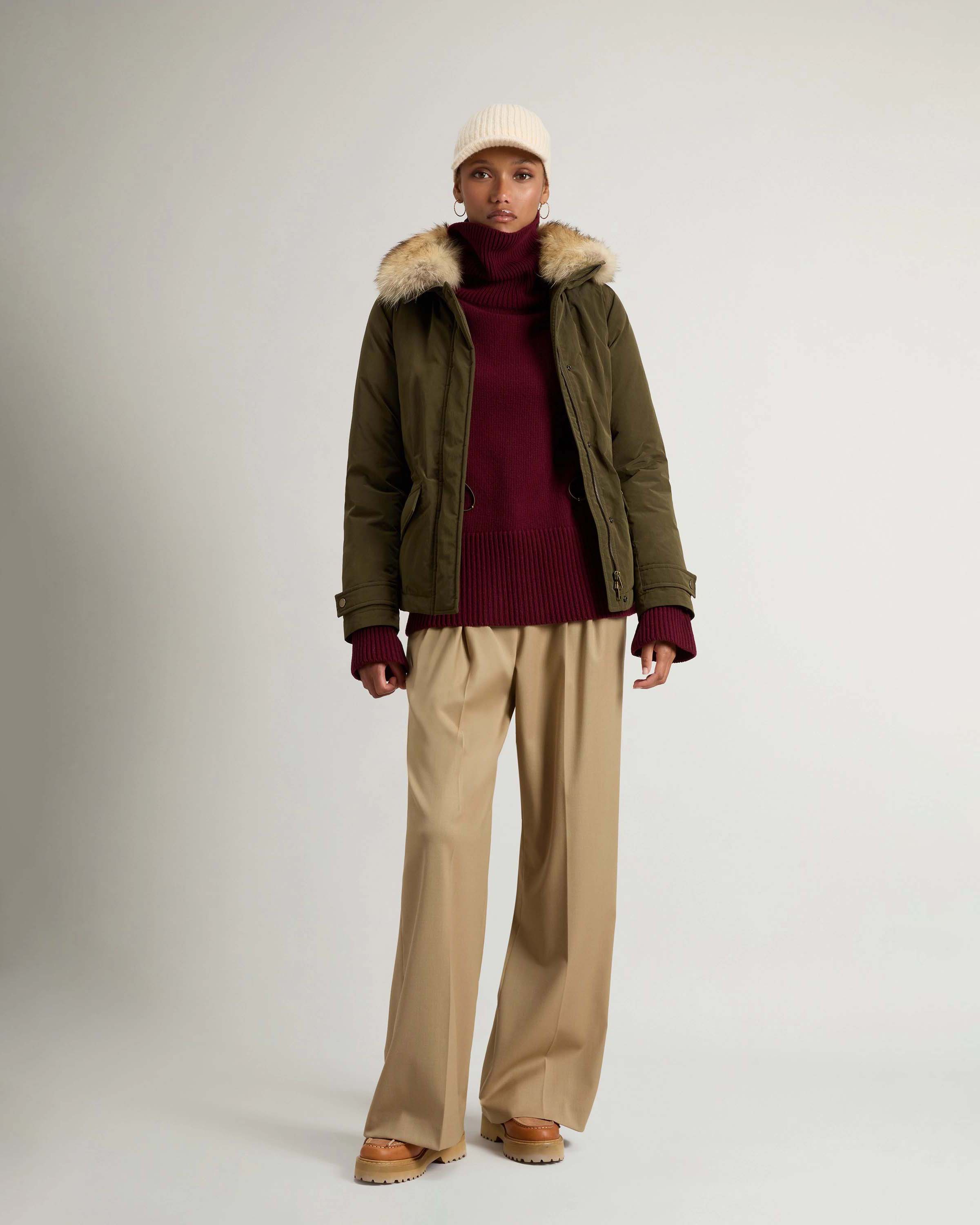Giaccone verde militare Grace Woolrich in tessuto dal finish opaco con cappuccio bordato in pelliccia image