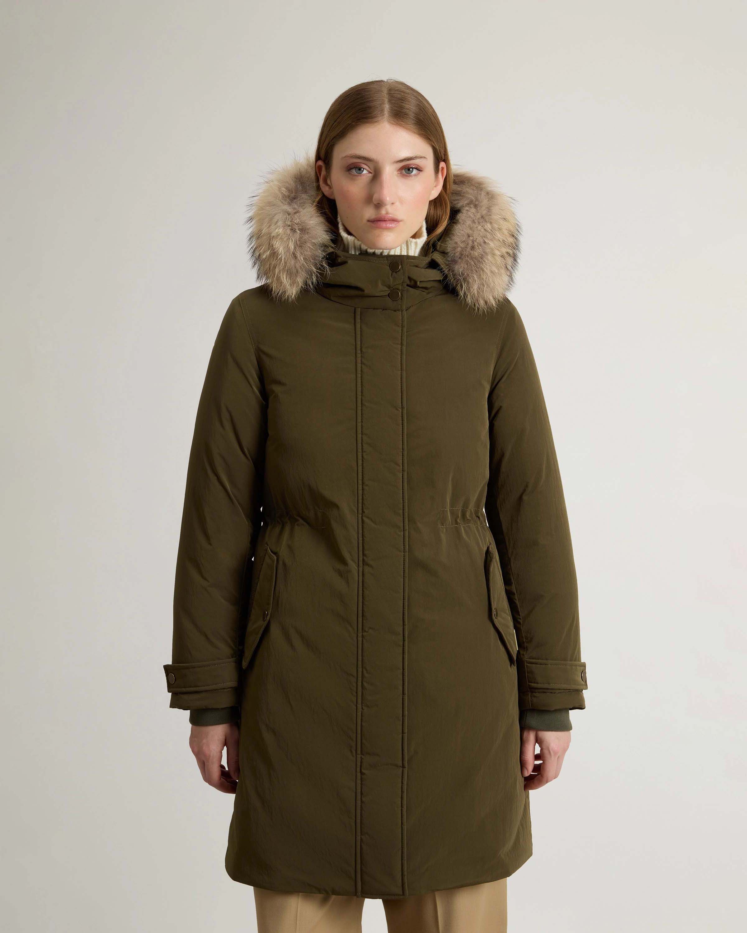 Parka lungo verde miliatare Grace Woolrich in tessuto dal finish opaco con cappuccio bordato in pelliccia