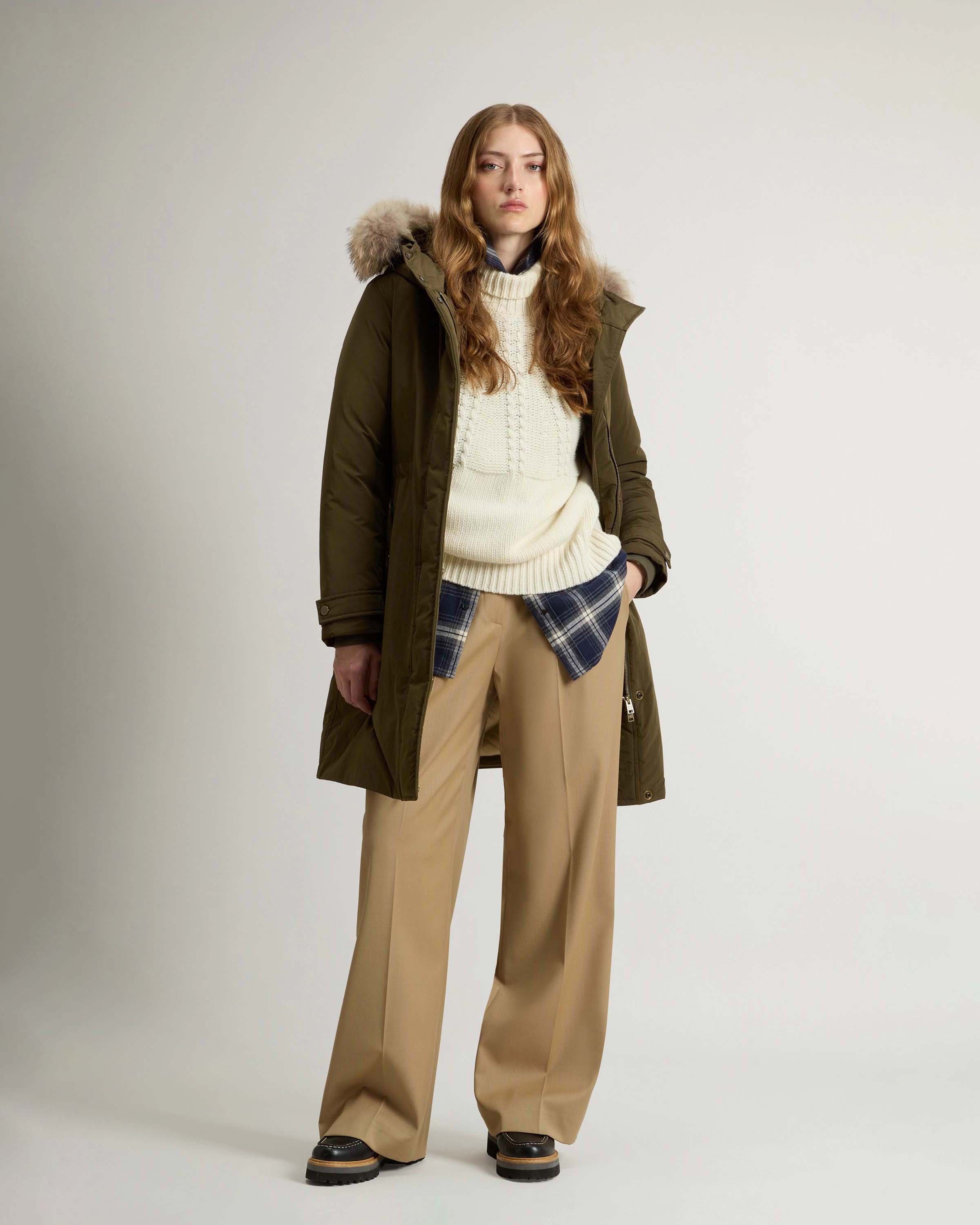 Parka lungo verde miliatare Grace Woolrich in tessuto dal finish opaco con cappuccio bordato in pelliccia image