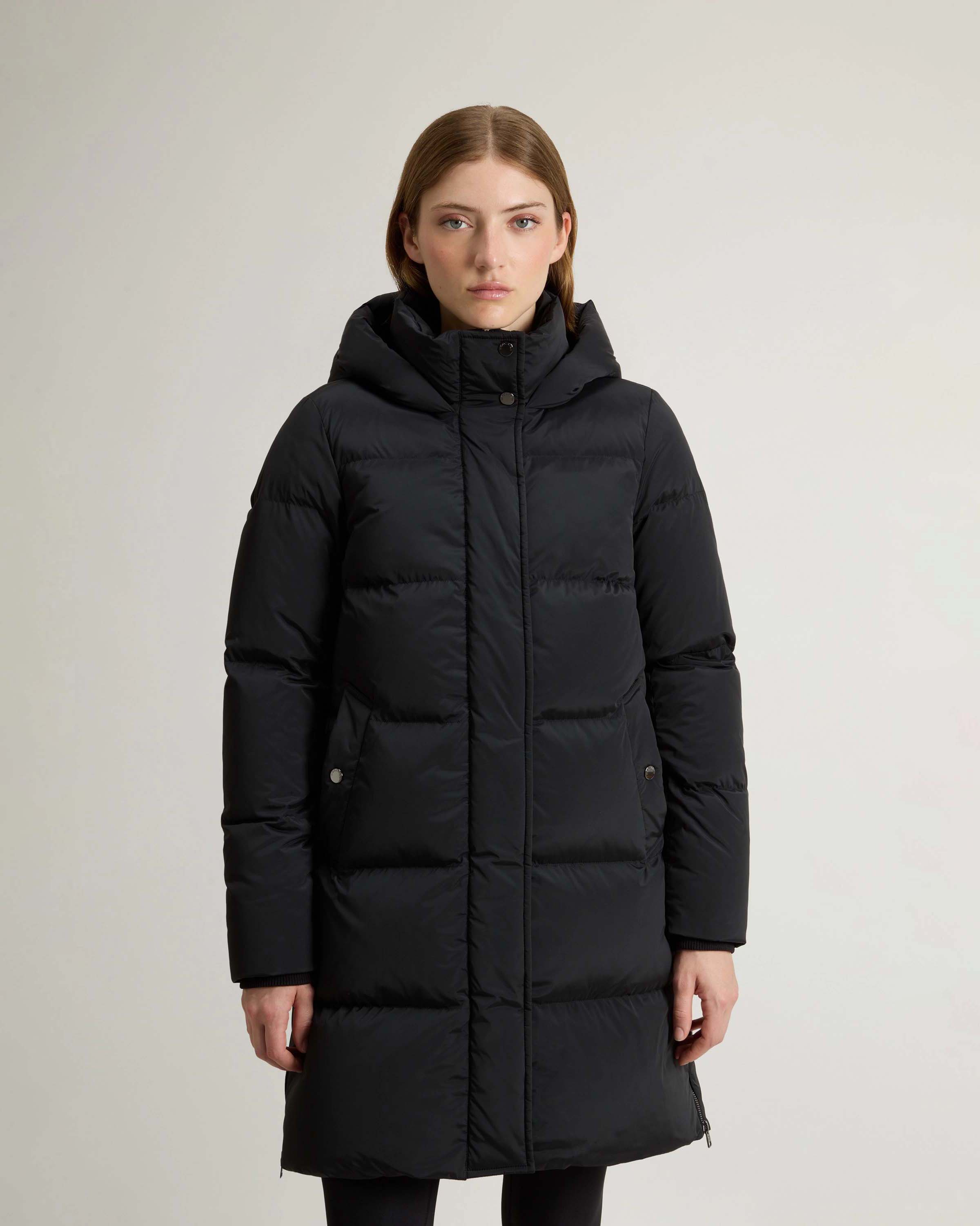 Piumino Kelly nero Woolrich a imbottitura orizzontale in piuma naturale con cappuccio fisso