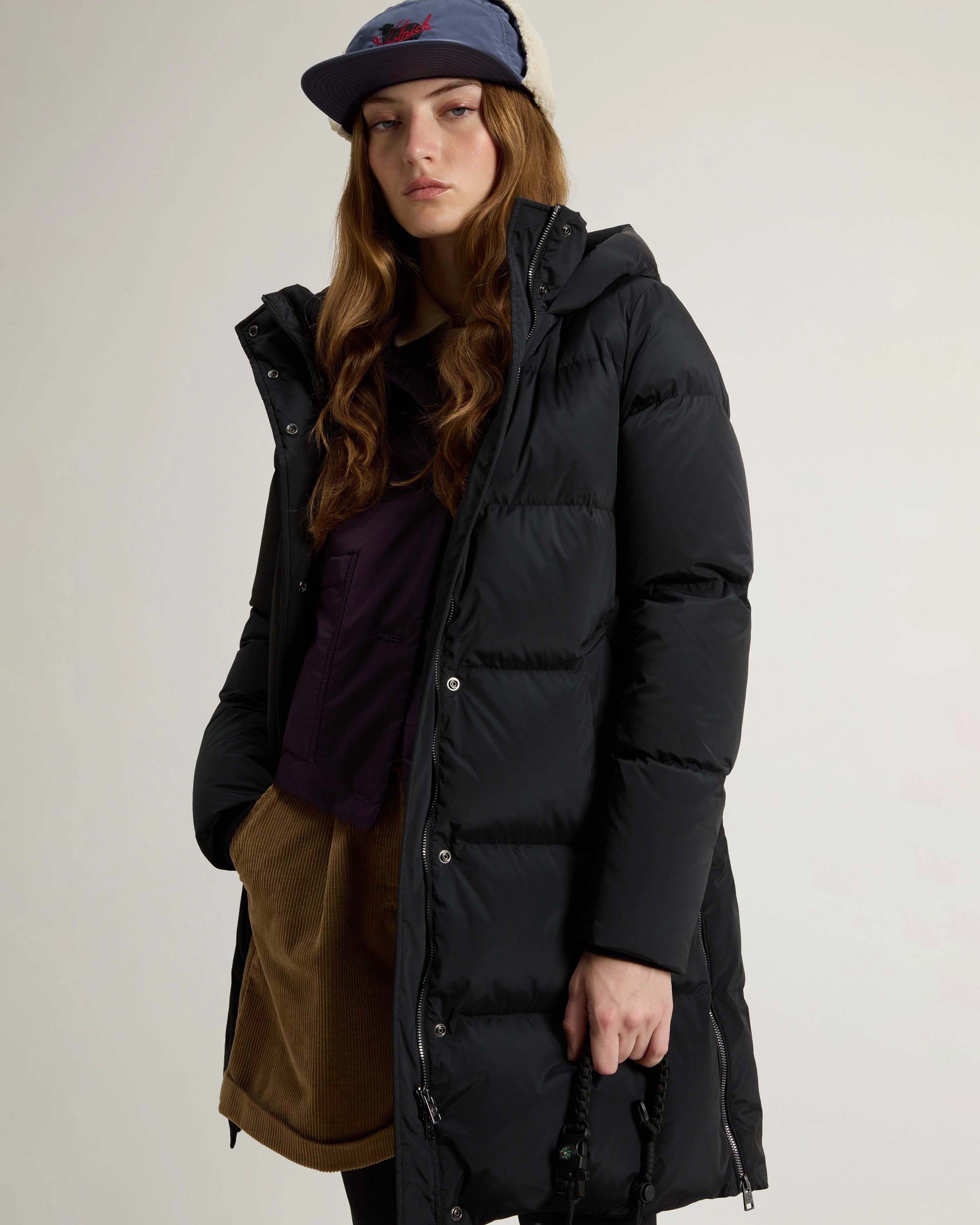 Piumino Kelly nero Woolrich a imbottitura orizzontale in piuma naturale con cappuccio fisso image