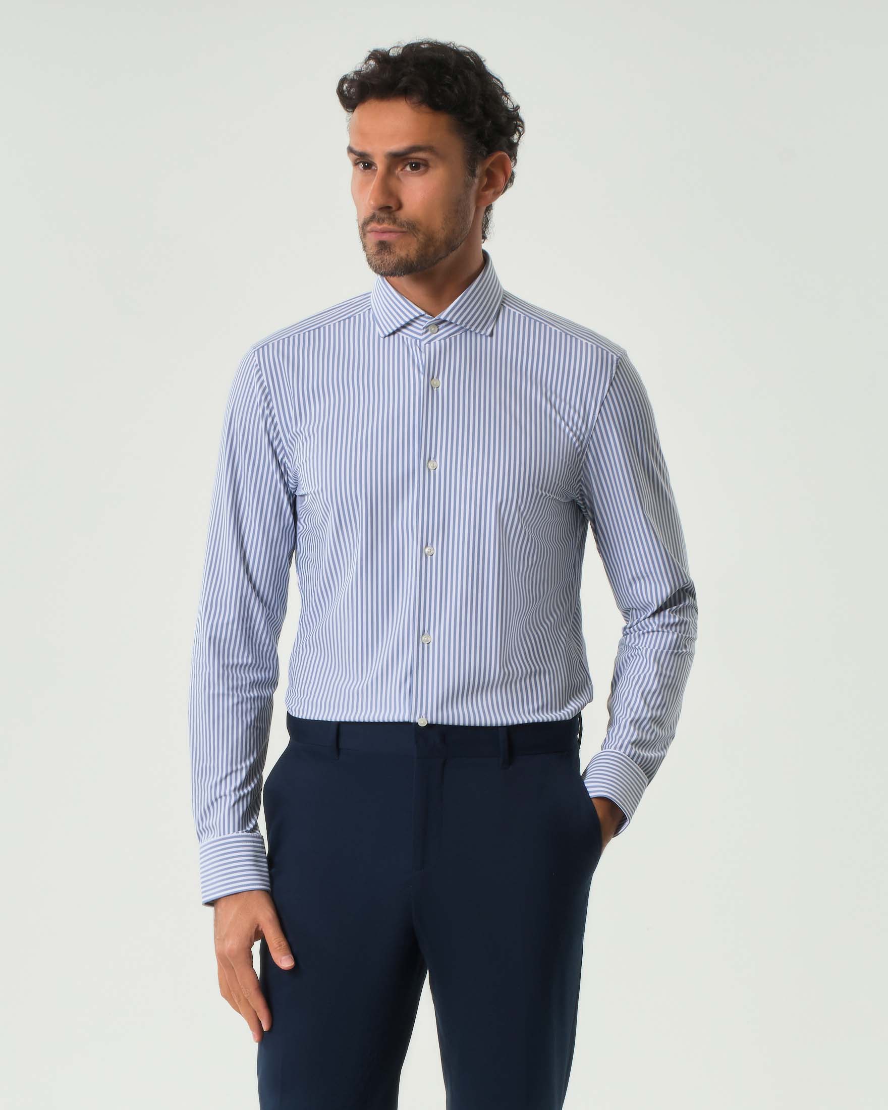 Camicia Spread bastoncino bianco e blu in tessuto tecnico stretch con colletto aperto alla francese