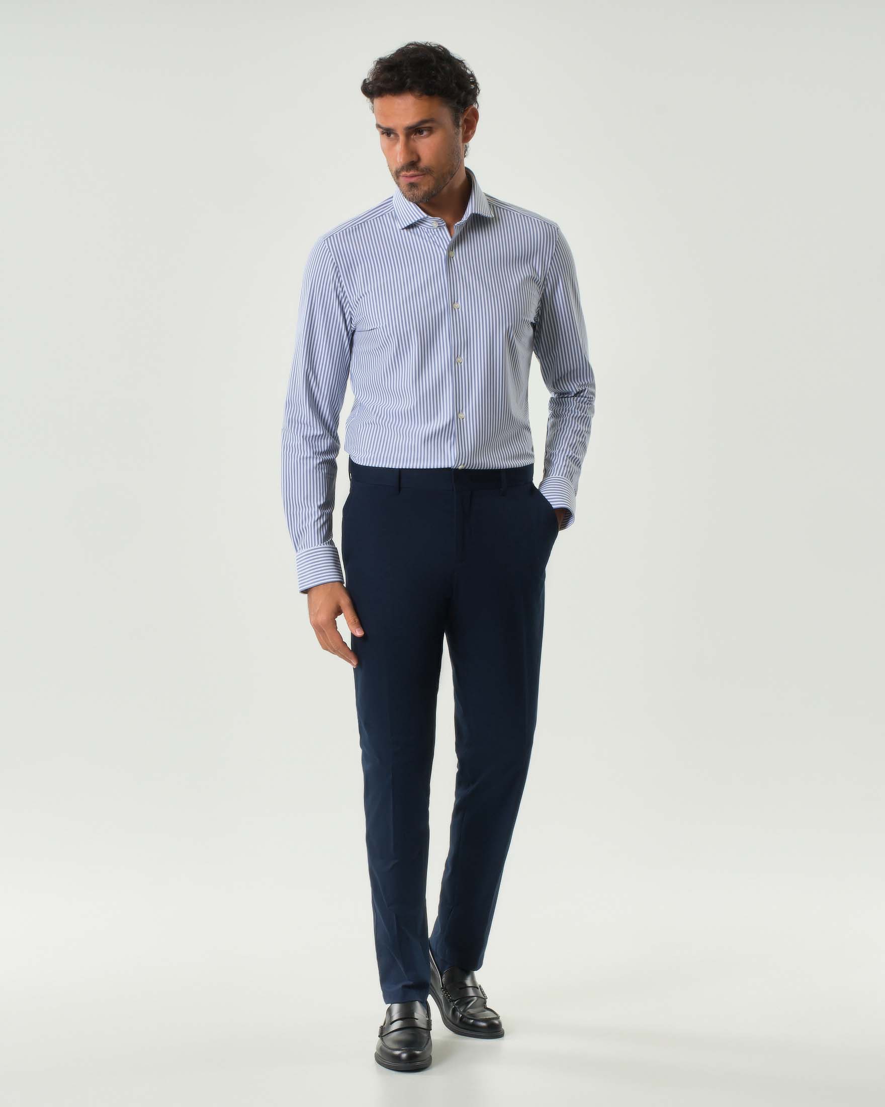 Camicia Spread Boss bastoncino bianco e blu in tessuto tecnico stretch con colletto aperto alla francese image