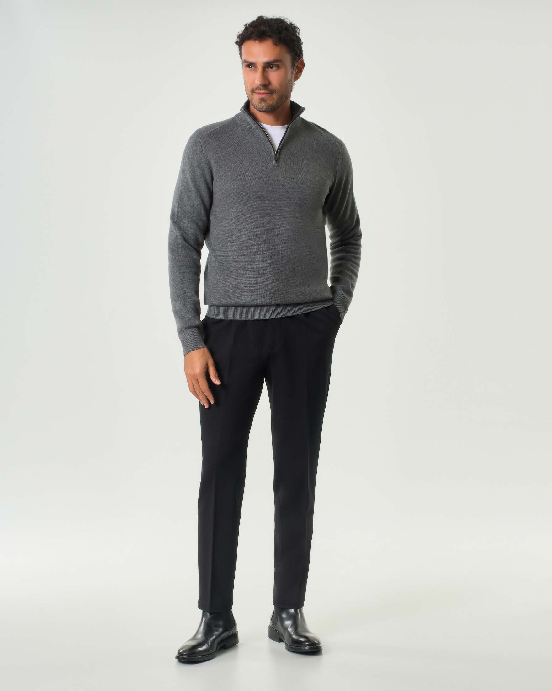 Pantalone nero in viscosa stretch con una pinces
