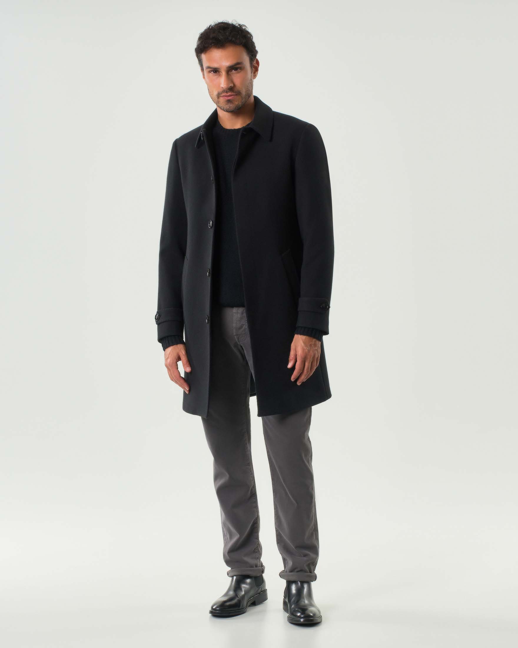 Cappotto nero in misto viscosa con abbottonatura coperta
