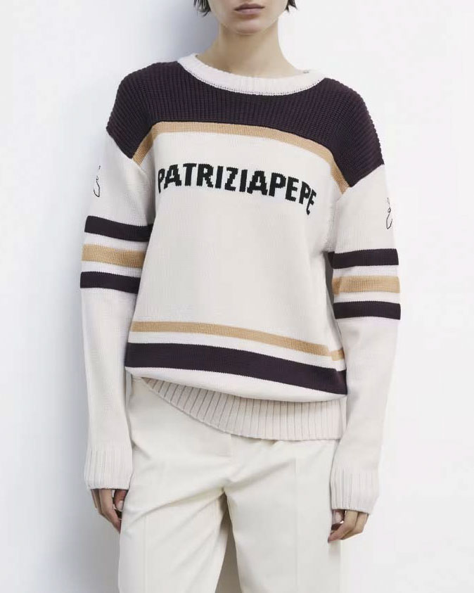 Maglia bianca Patrizia Pepe in misto lana a motivo a righe bordeaux e cammello con scritta logo jacquard