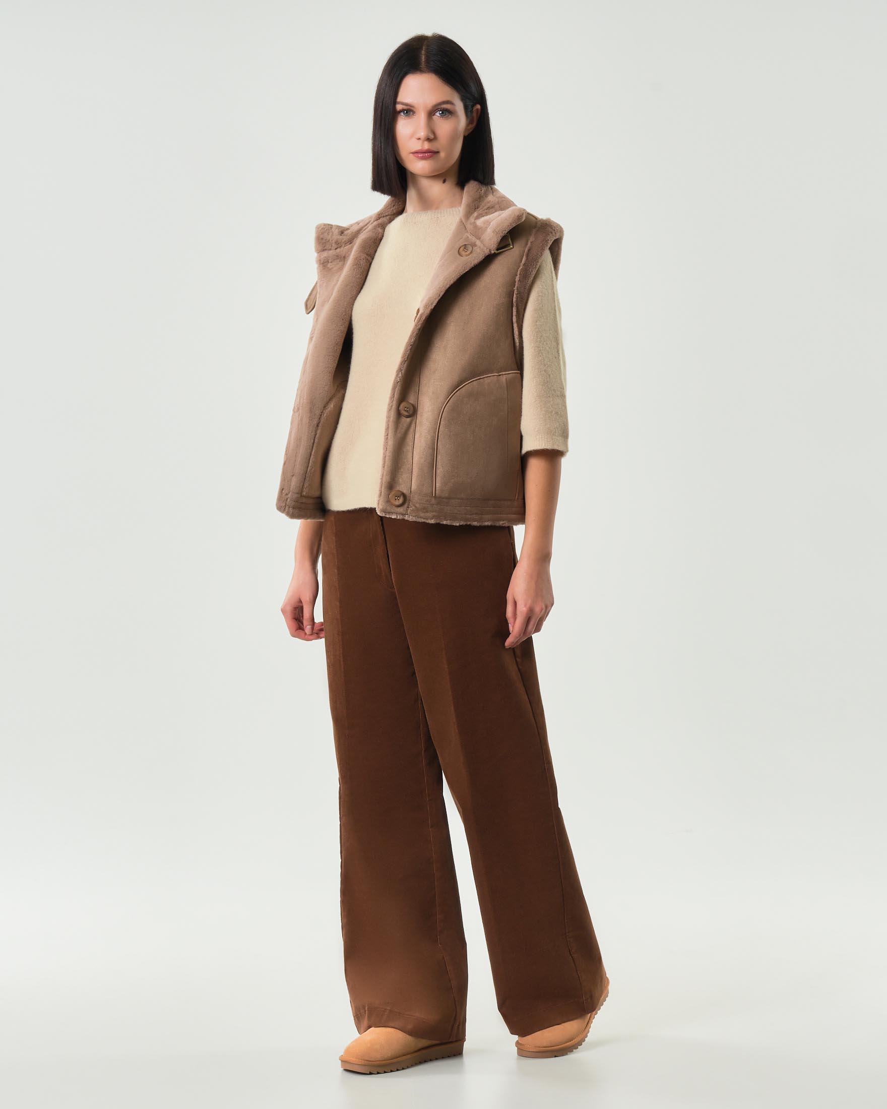 Gilet color taupe in eco montone con colletto alto