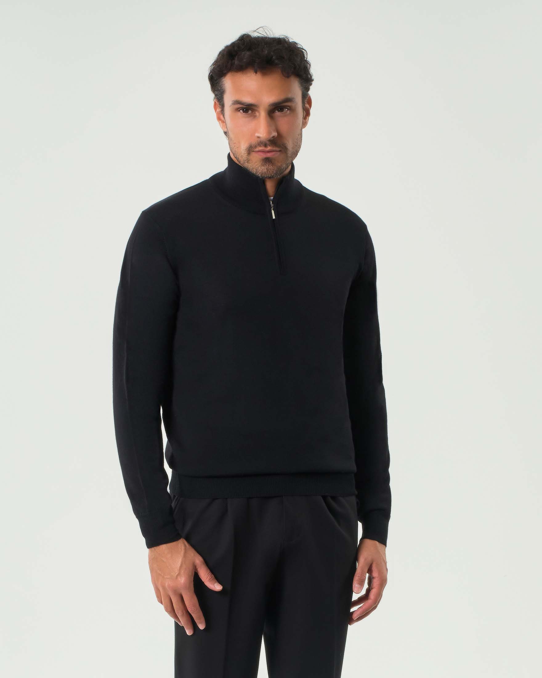 Maglia Rodolfo Pellizzari nera in pura lana con apertura a mezza zip image