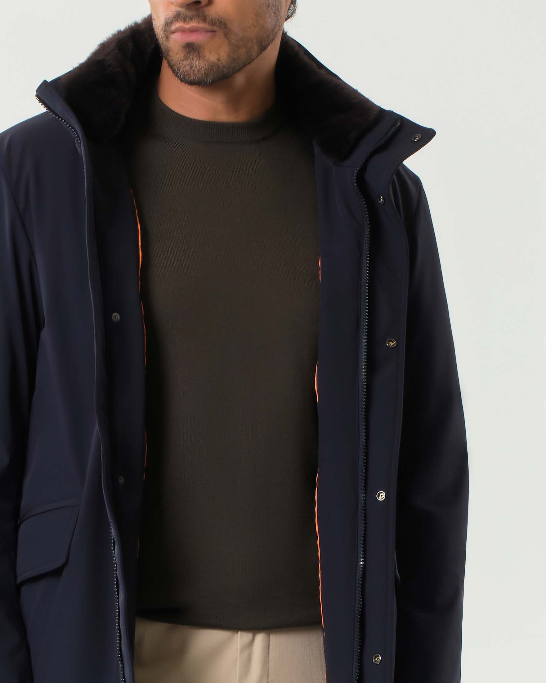 Cappotto corto Pellizzari blu in tessuto tecnico con pelliccia sul colletto image