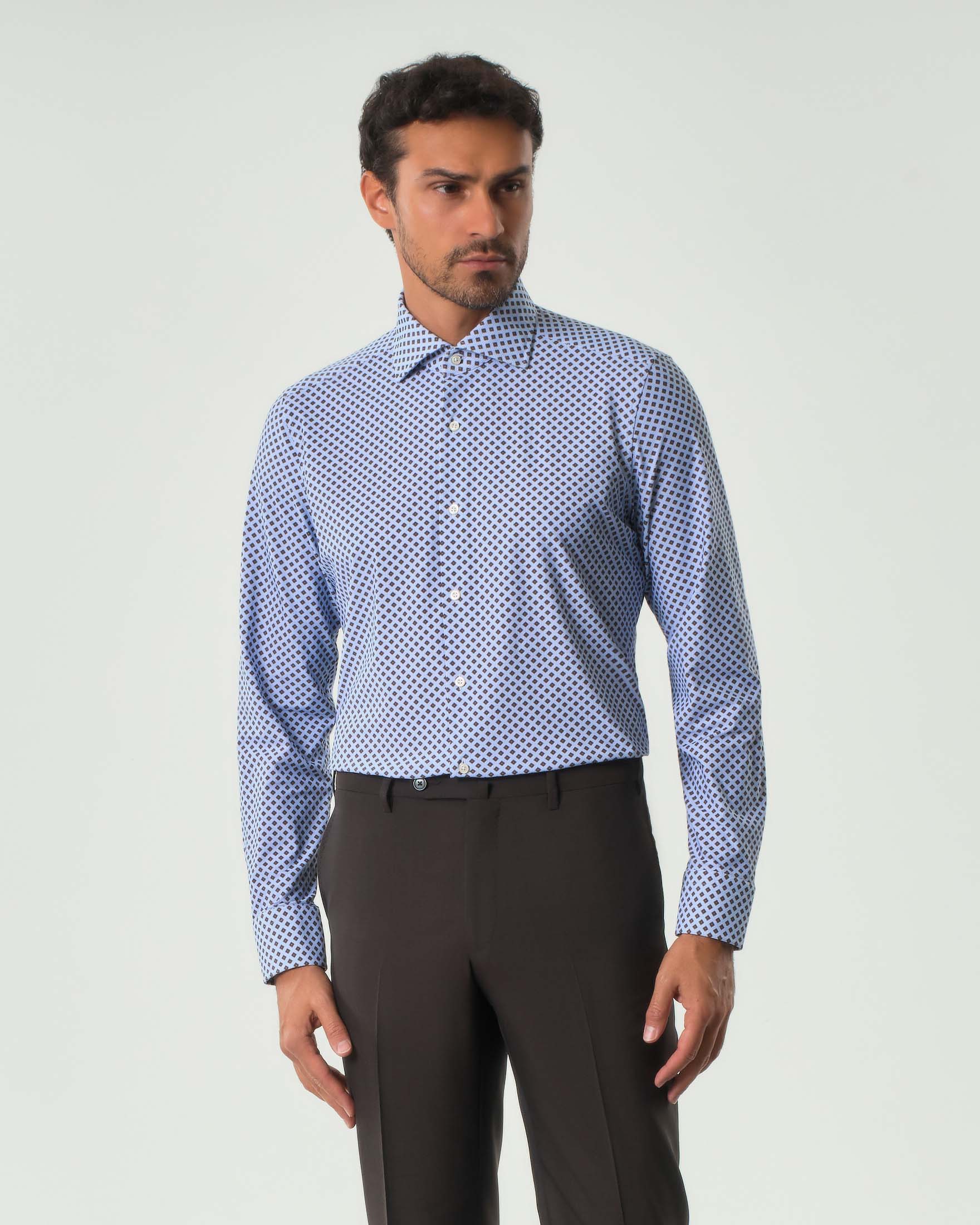 Camicia Pellizzari azzurra con stampa micro rombetto marrone in tessuto tecnico stretch