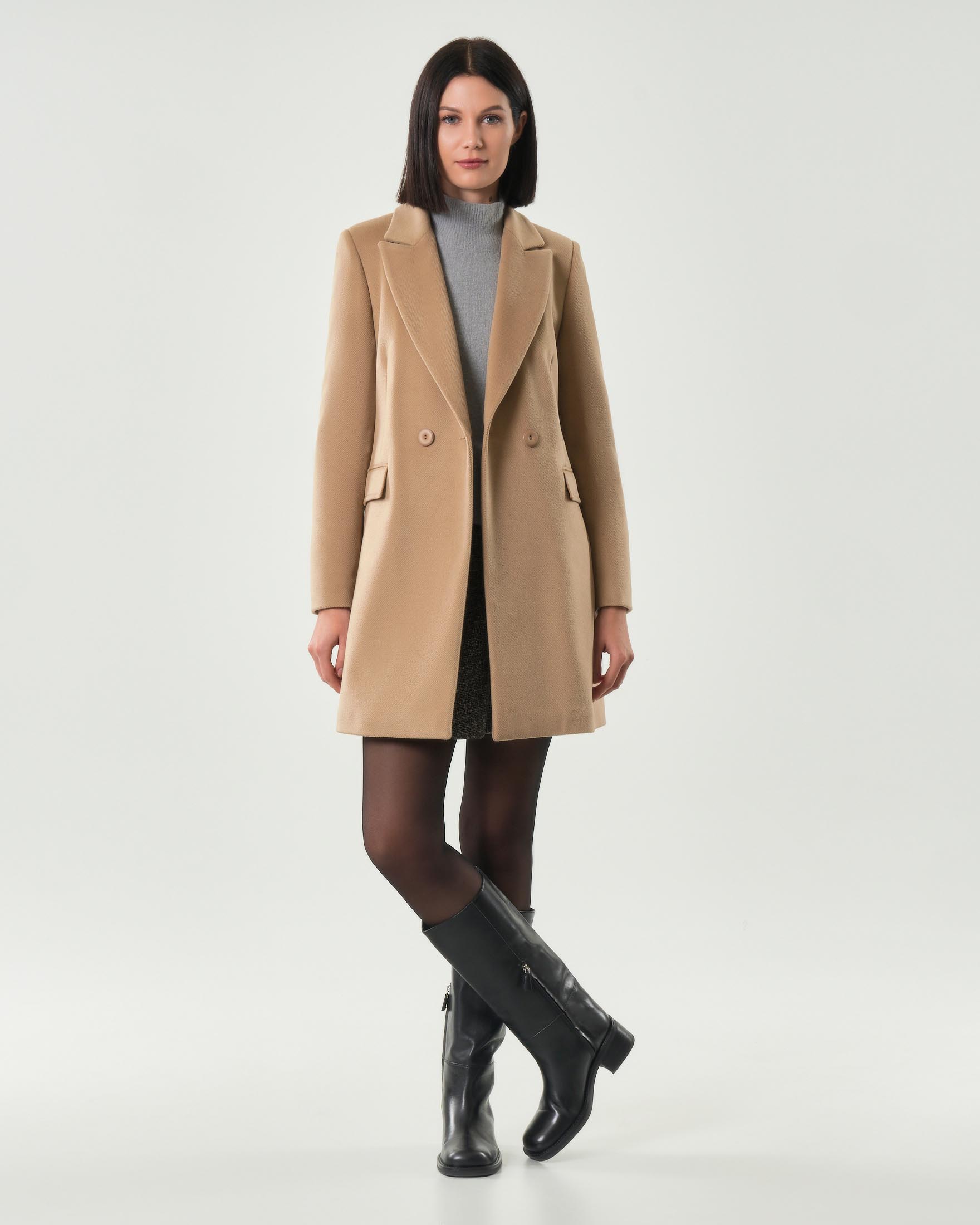 Cappotto doppiopetto color cammello dal taglio maschile in tessuto effetto lana