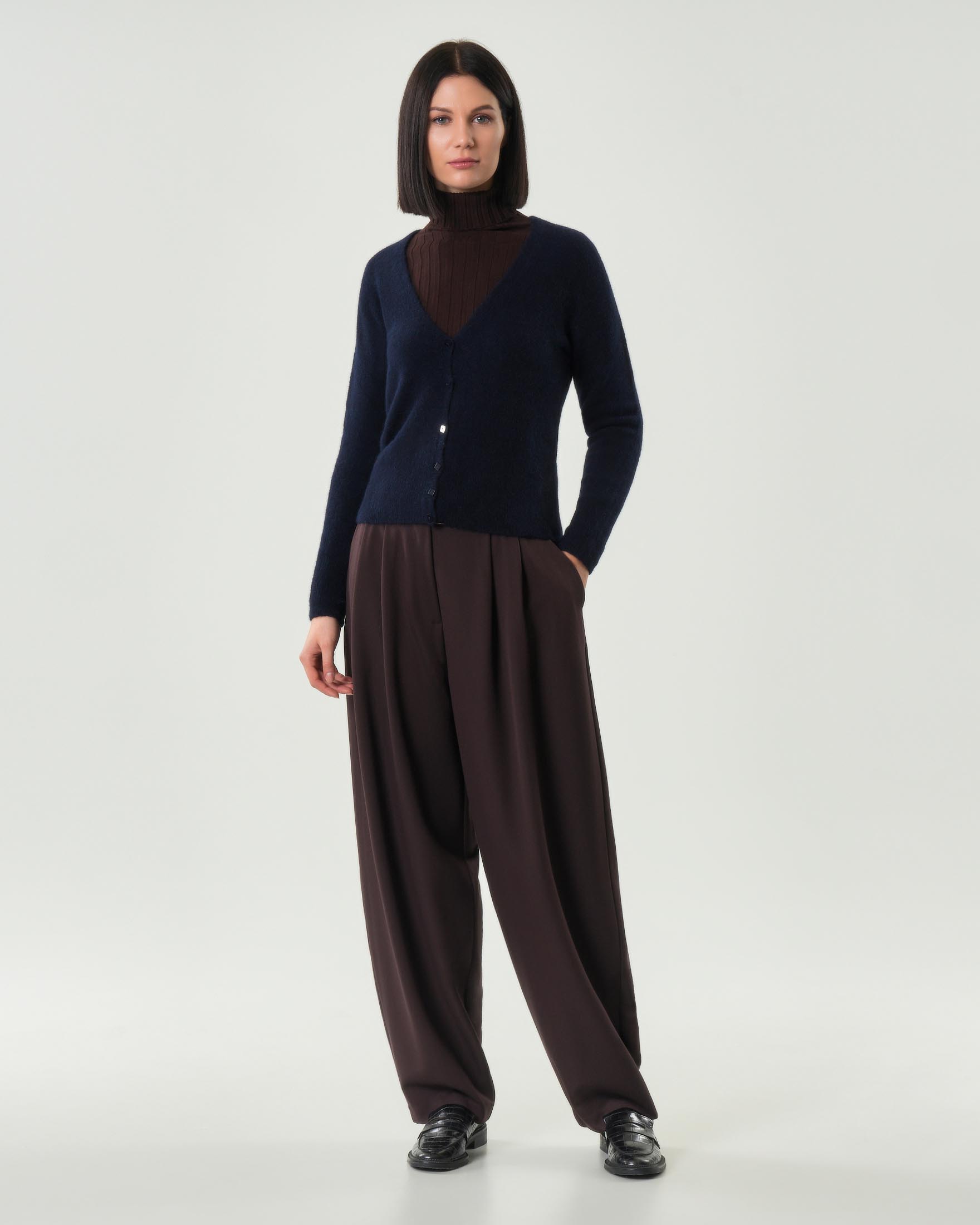 Cardigan blu in misto alpaca e lana effetto soft con scollo a V