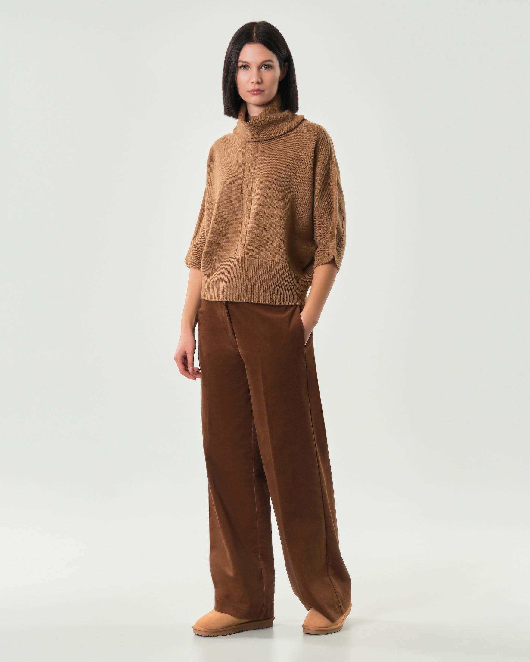 Maglia color cammello Hlo! con collo alto a ciambella e motivo a treccia sul davanti