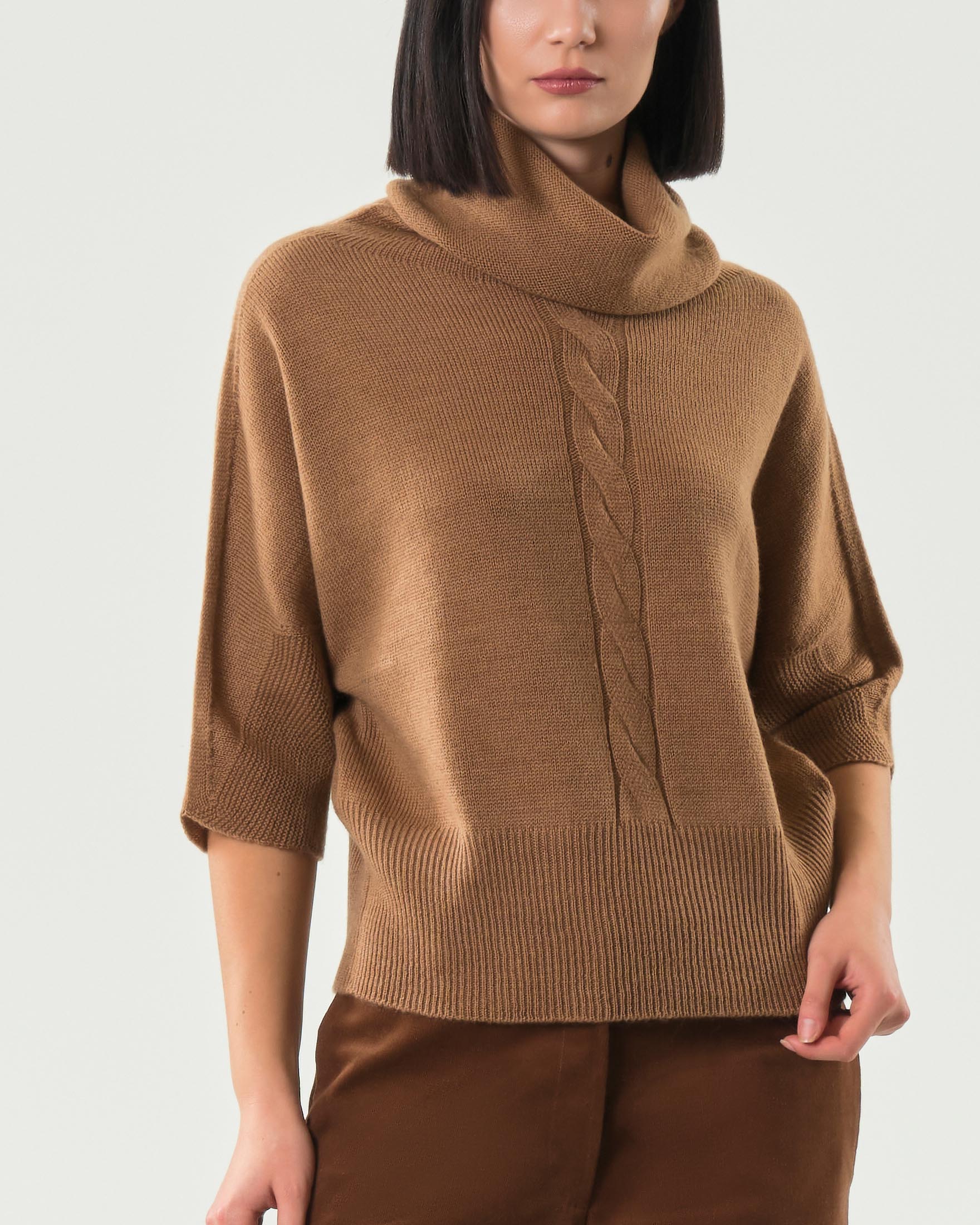 Maglia color cammello Hlo! con collo alto a ciambella e motivo a treccia sul davanti image