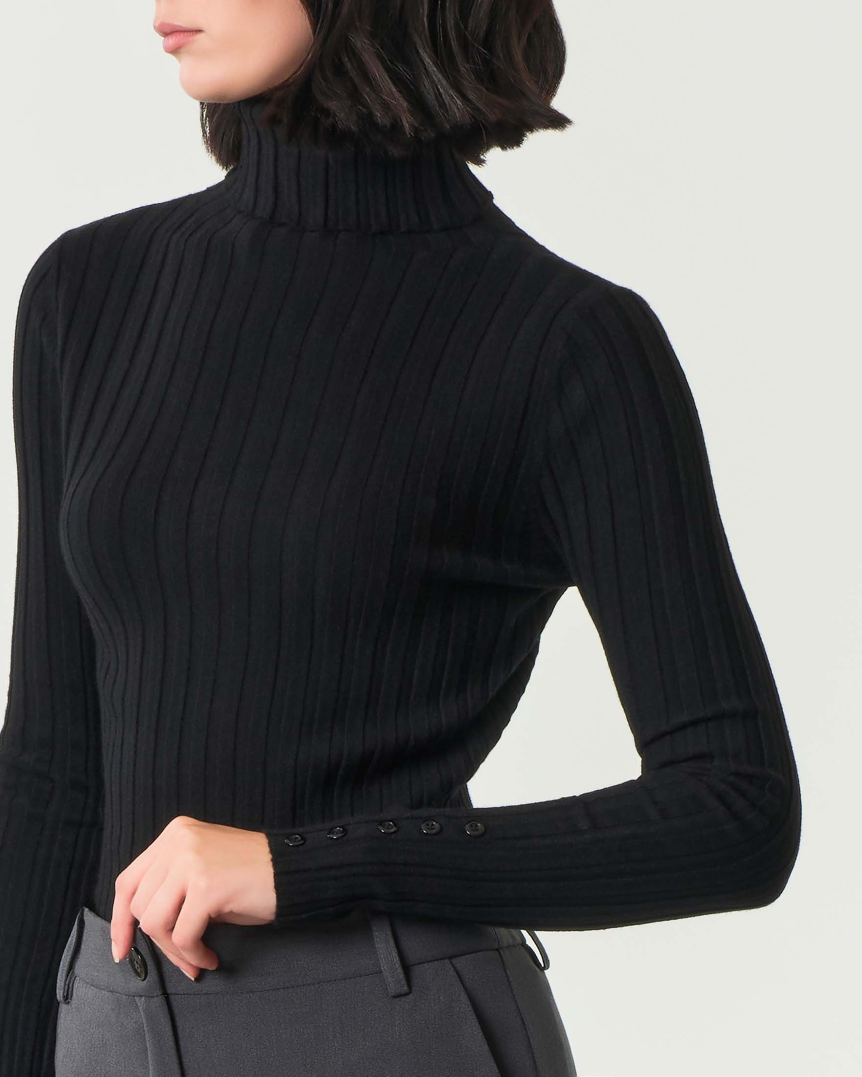 Maglia nera Hlo! in misto viscosa a coste piatte con collo alto e bottoncini lungo i polsini image