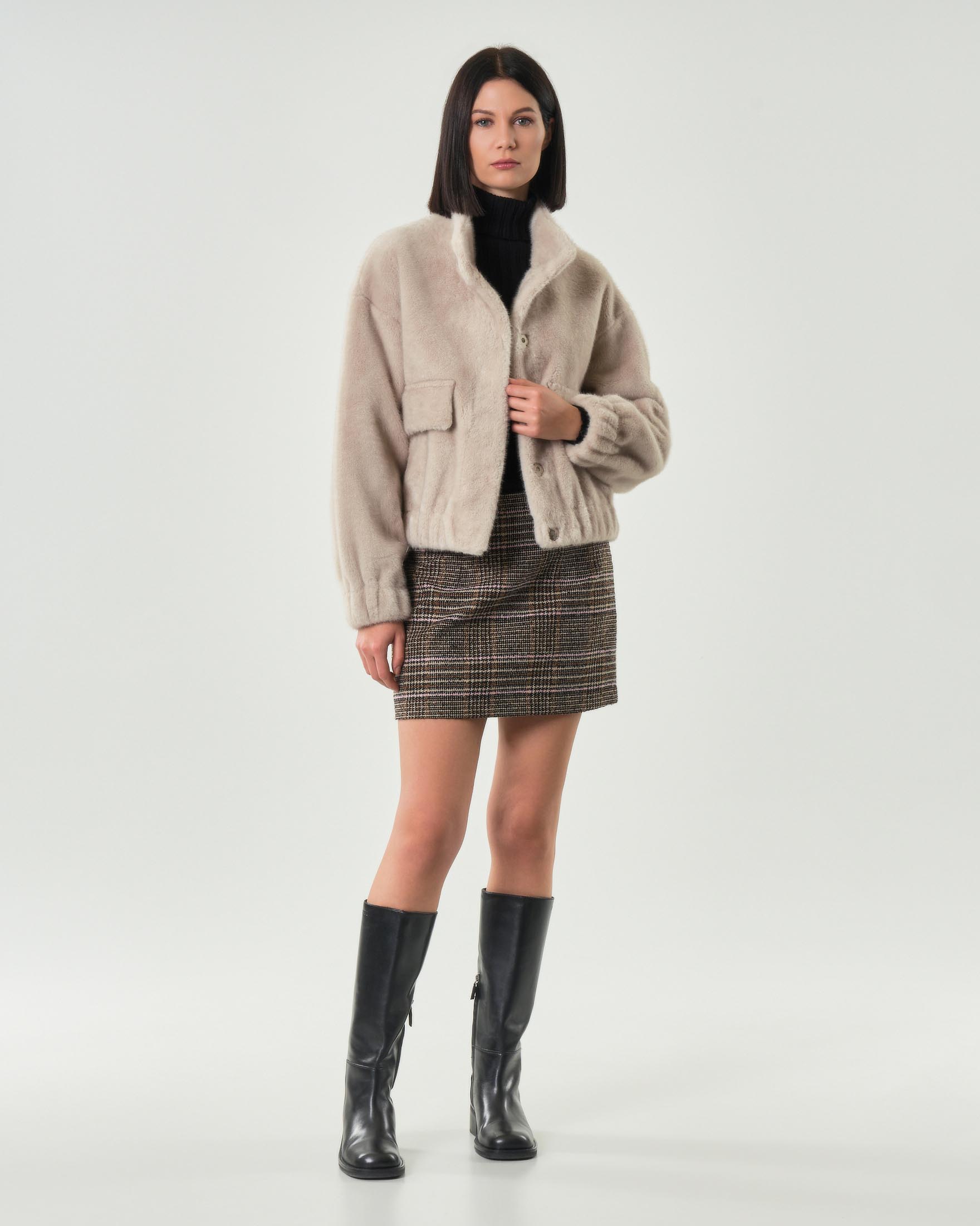 Bomber in ecovisone beige Hlo! con colletto in piedi ed elastico inserito al fondo